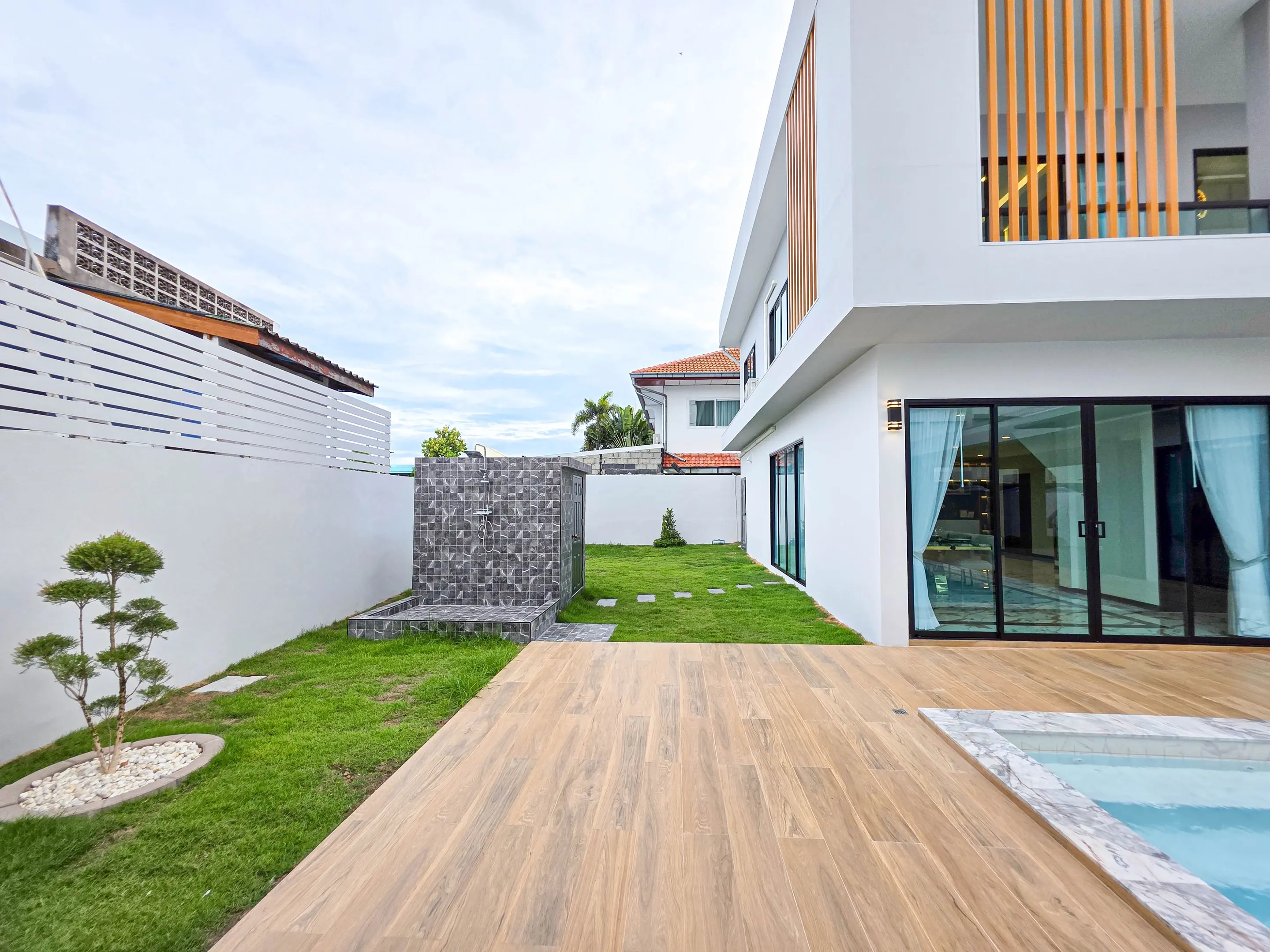Luxury 5-Bedroom Pool Villa for Sale – Prime Location Thepprasit Road, Fully Renovated, Company Ownership