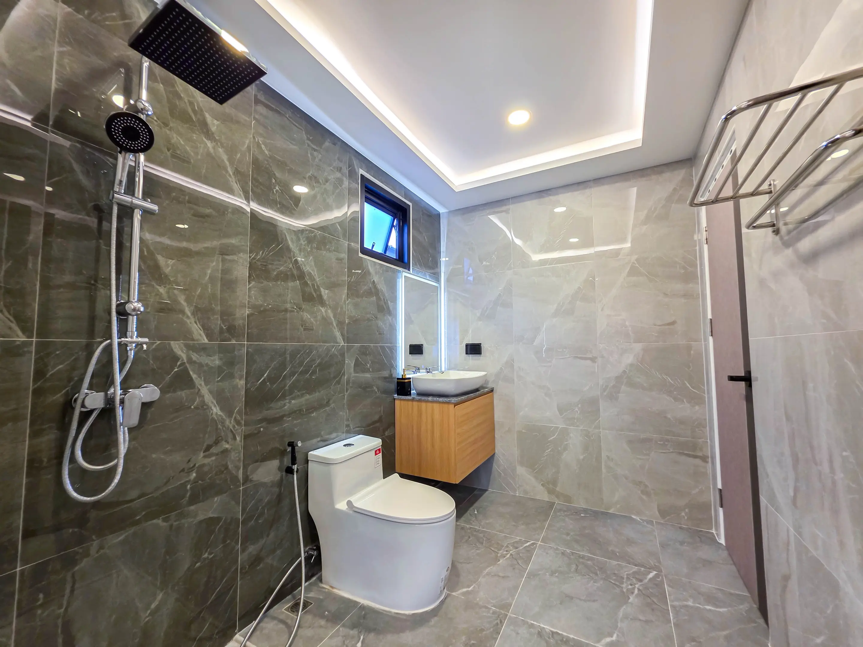 Luxury 5-Bedroom Pool Villa for Sale – Prime Location Thepprasit Road, Fully Renovated, Company Ownership