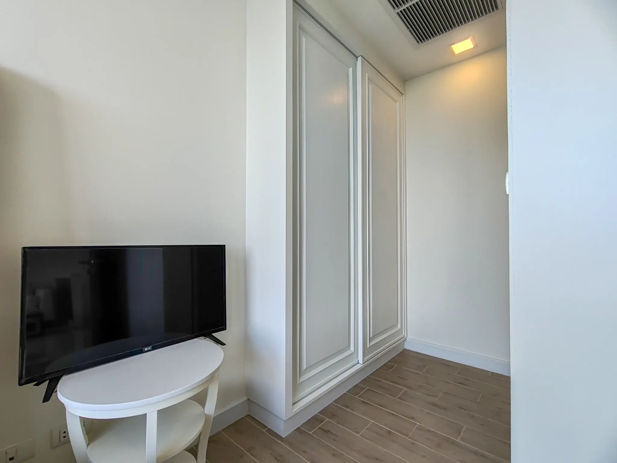 Beachfront 1-Bedroom Condo for Sale at Delmare Bangsaray – Stunning Seaview, Fully Furnished