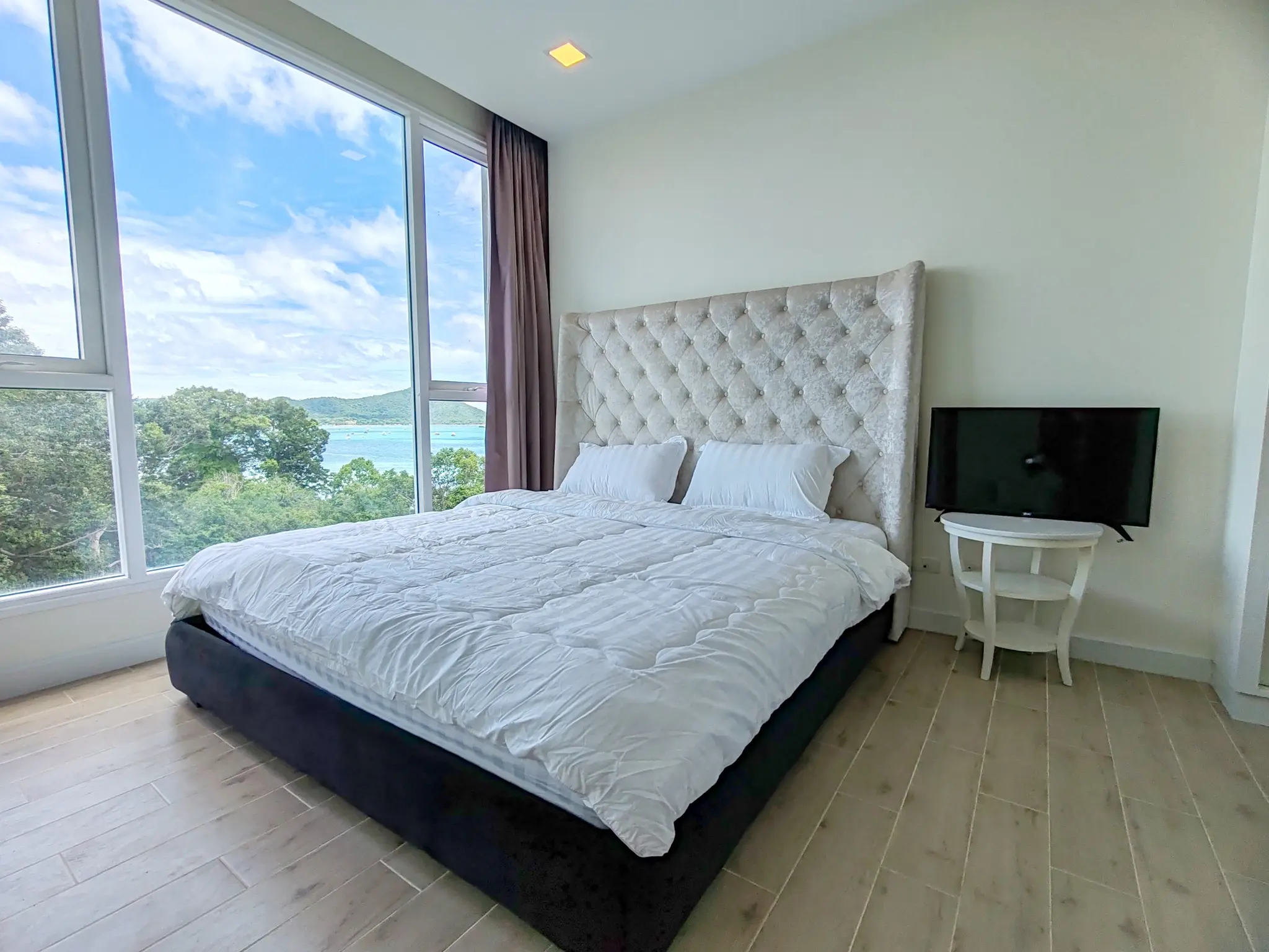Beachfront 1-Bedroom Condo for Sale at Delmare Bangsaray – Stunning Seaview, Fully Furnished