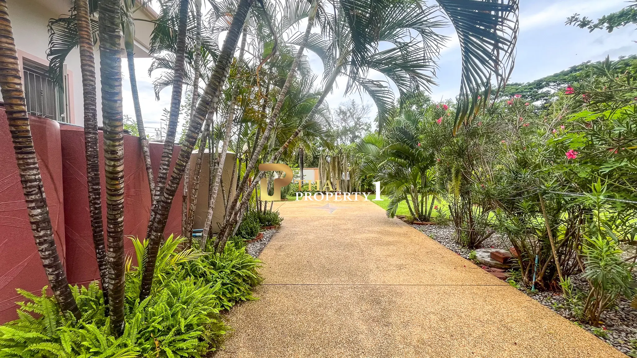 Tranquil Living in Hua Hin Soi 6 – Private Pool Villa Near City Center