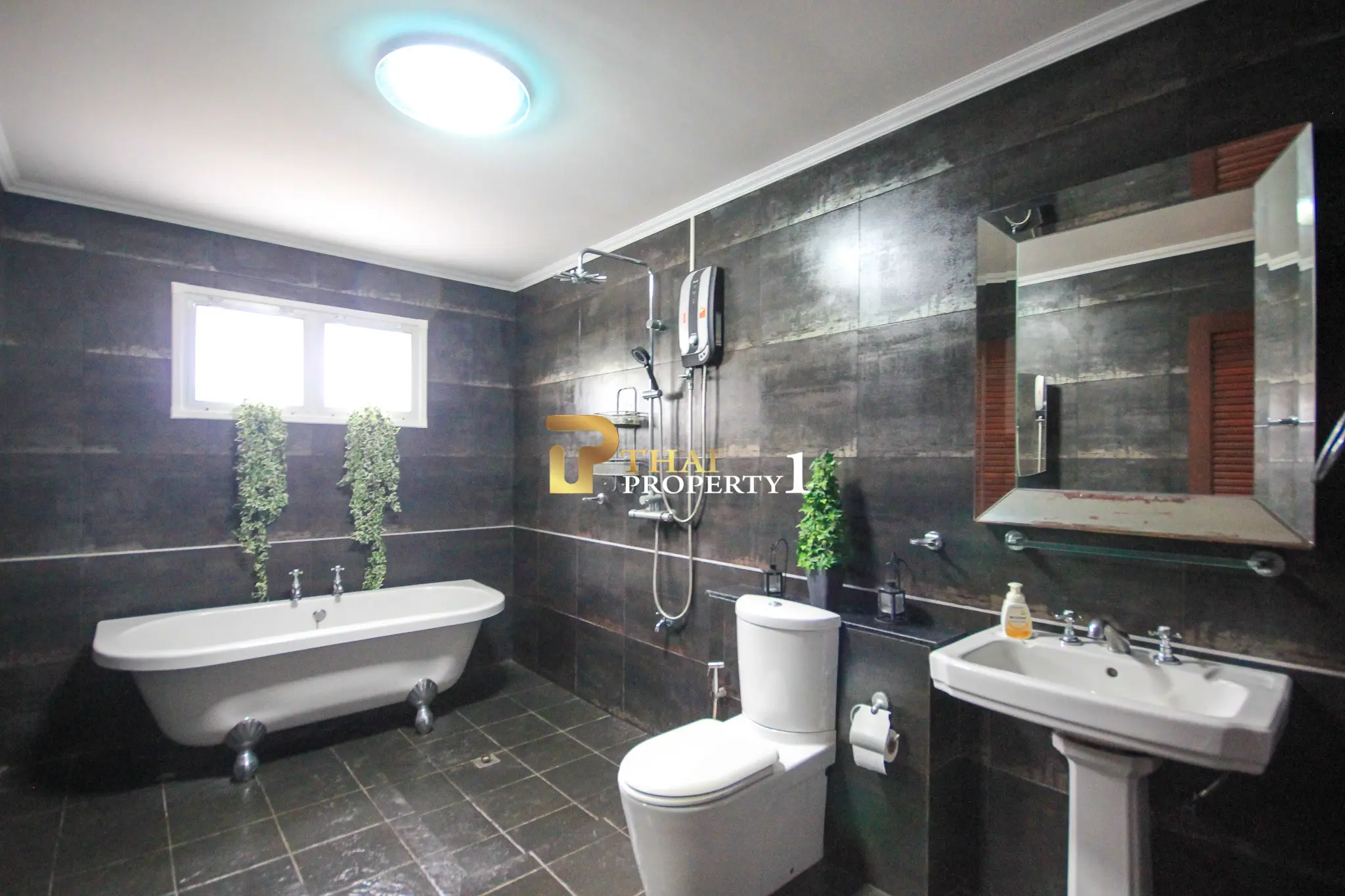 Tranquil Living in Hua Hin Soi 6 – Private Pool Villa Near City Center