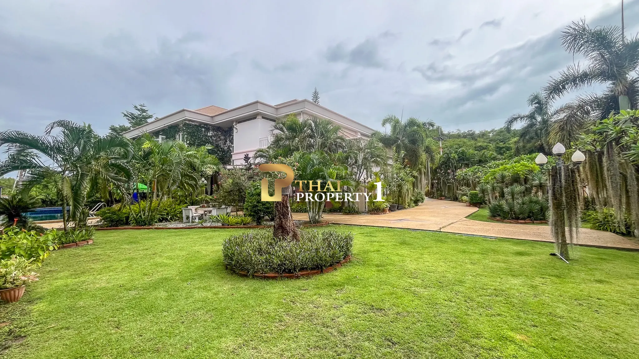 Tranquil Living in Hua Hin Soi 6 – Private Pool Villa Near City Center