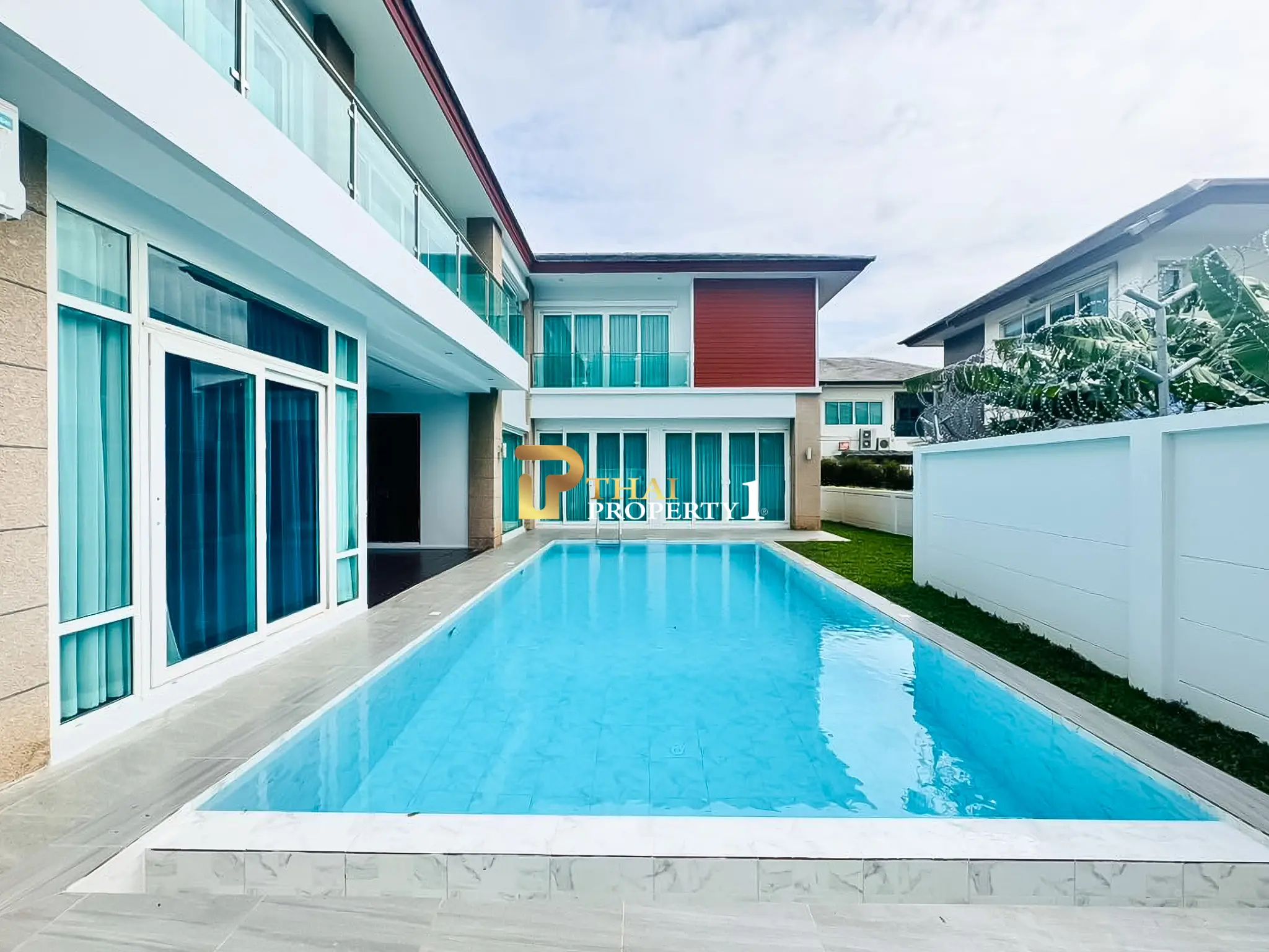 Nær stranden: 5-soveroms bassengvilla til salgs – Sea Breeze Villa Pattaya