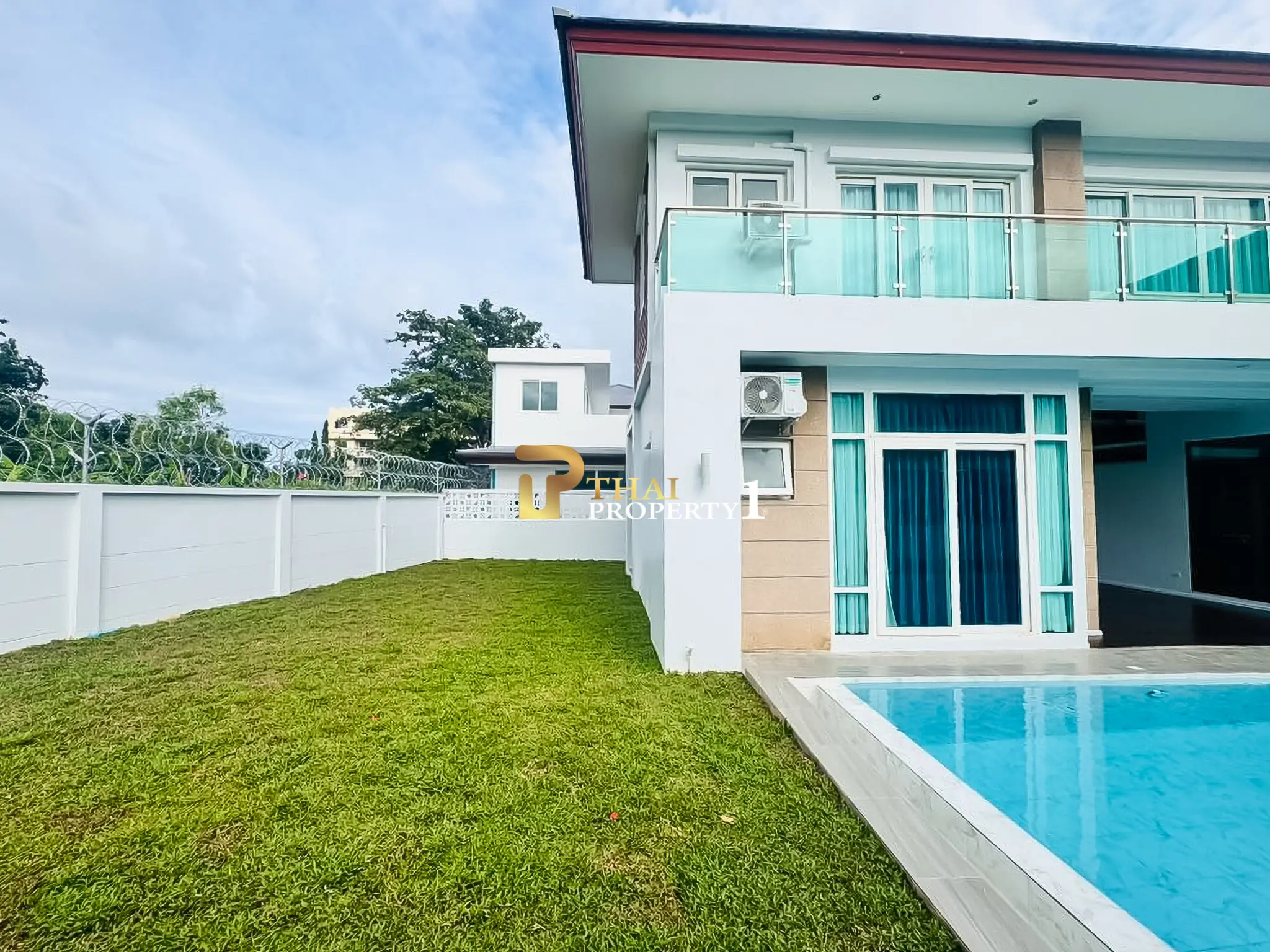 Nær stranden: 5-soveroms bassengvilla til salgs – Sea Breeze Villa Pattaya