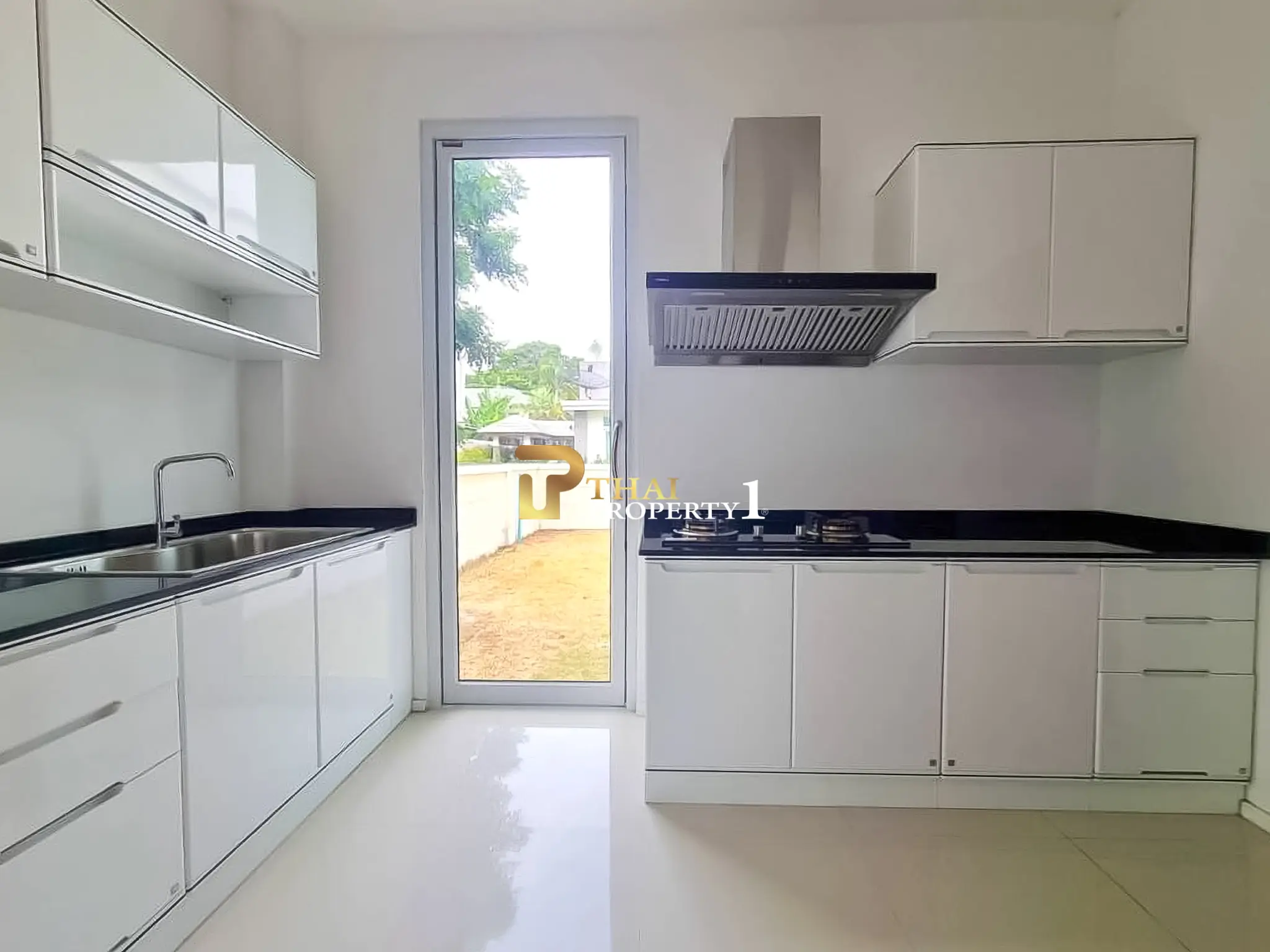 Nær stranden: 5-soveroms bassengvilla til salgs – Sea Breeze Villa Pattaya