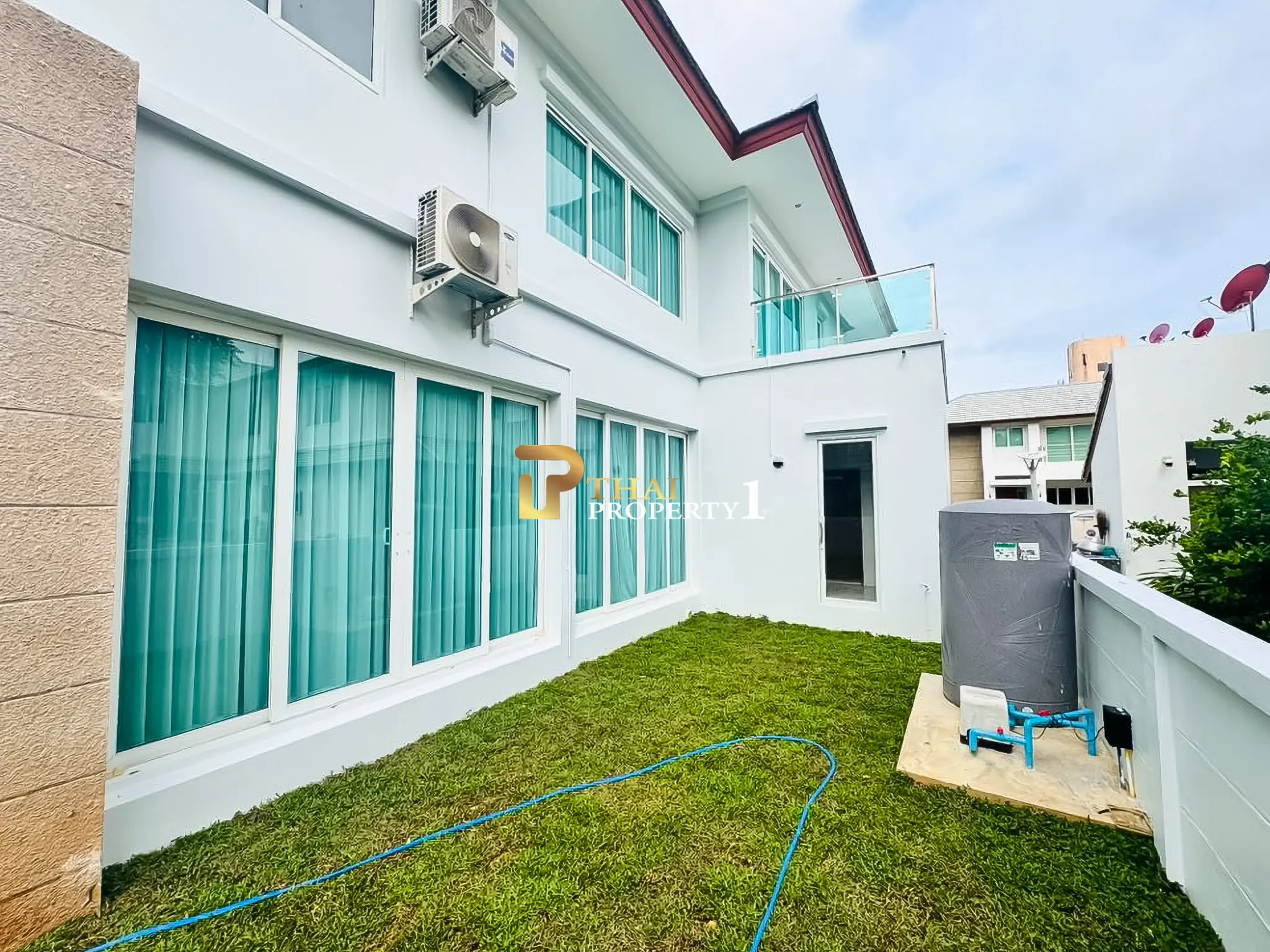 Nær stranden: 5-soveroms bassengvilla til salgs – Sea Breeze Villa Pattaya