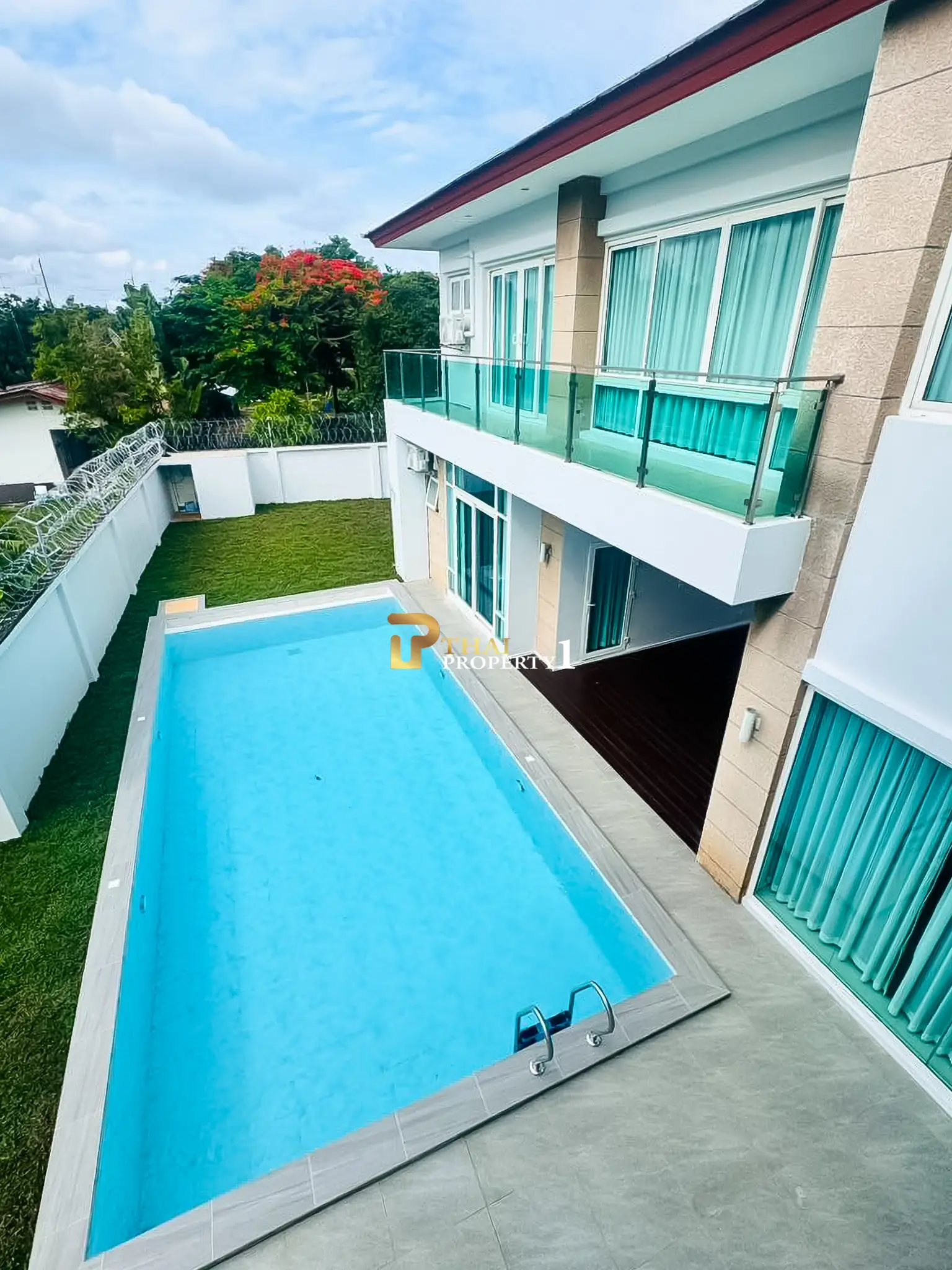 Nær stranden: 5-soveroms bassengvilla til salgs – Sea Breeze Villa Pattaya