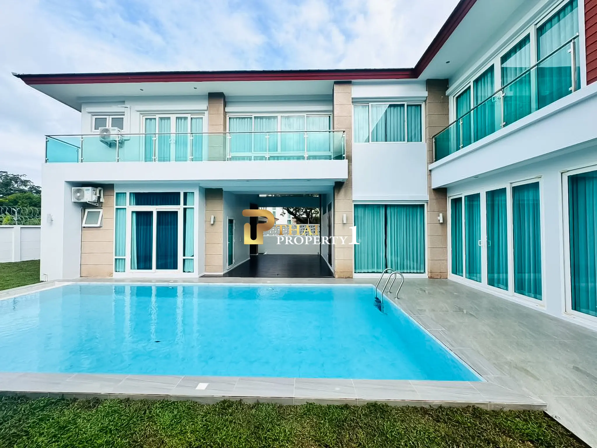 Nær stranden: 5-soveroms bassengvilla til salgs – Sea Breeze Villa Pattaya