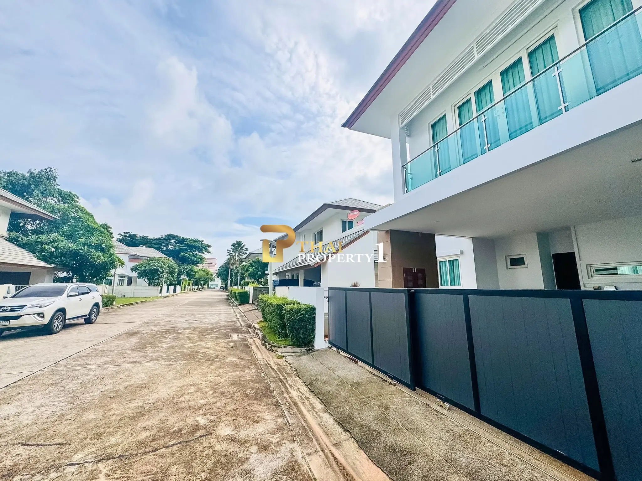 Nær stranden: 5-soveroms bassengvilla til salgs – Sea Breeze Villa Pattaya
