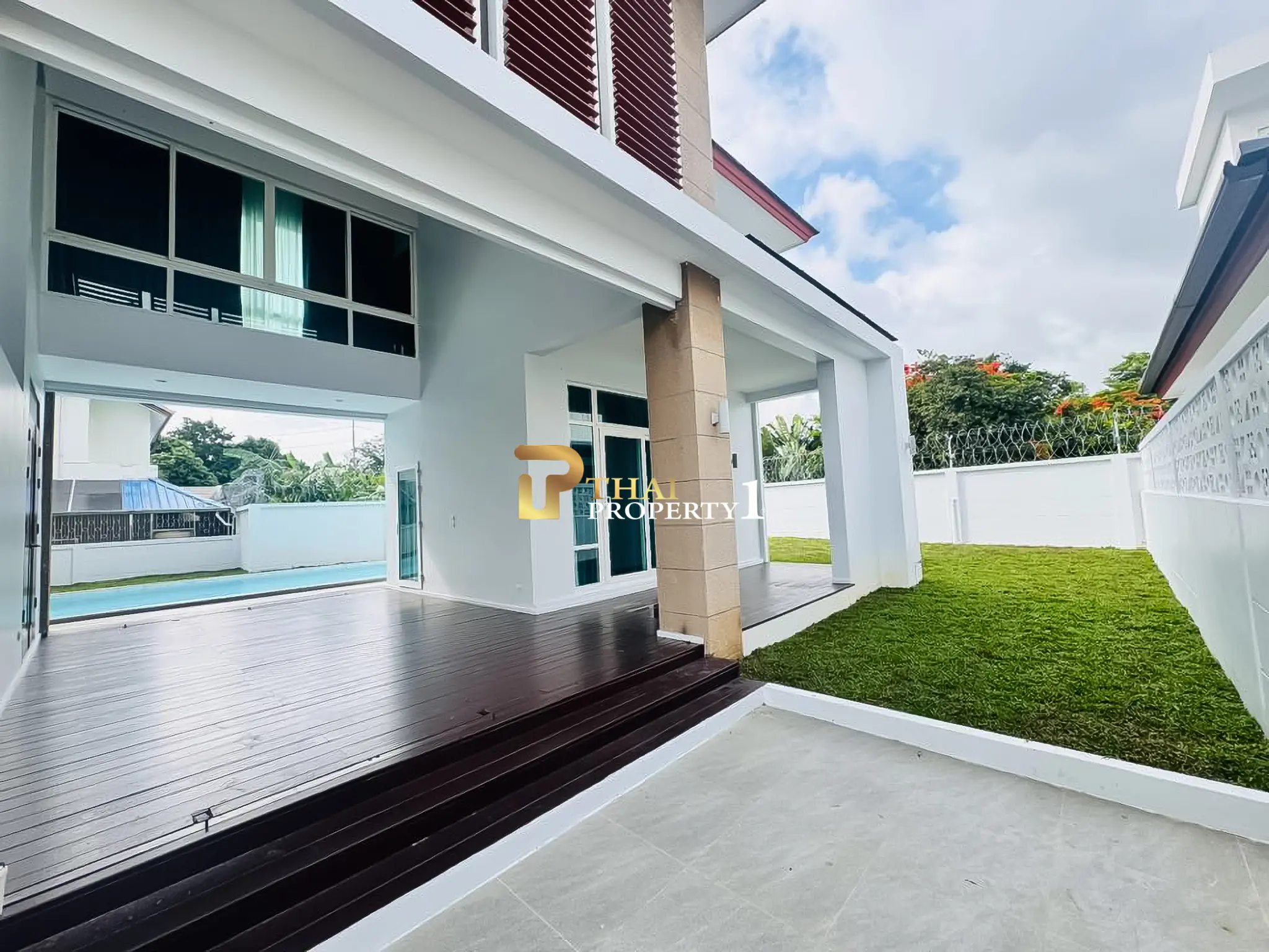 Nær stranden: 5-soveroms bassengvilla til salgs – Sea Breeze Villa Pattaya