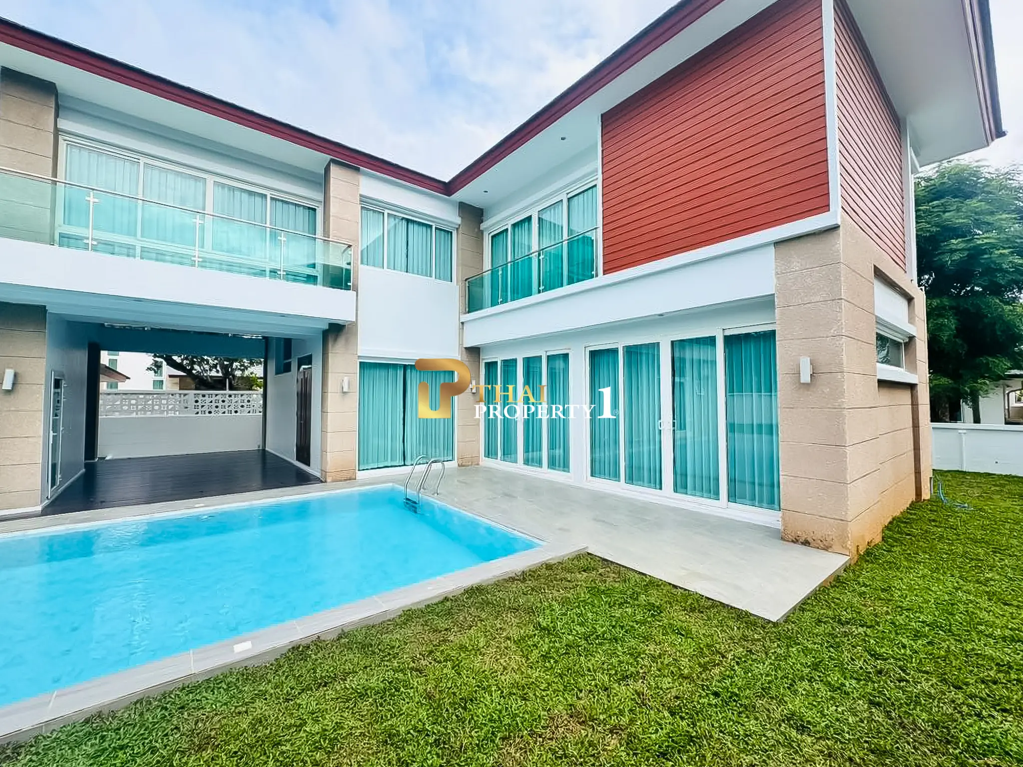 Nær stranden: 5-soveroms bassengvilla til salgs – Sea Breeze Villa Pattaya