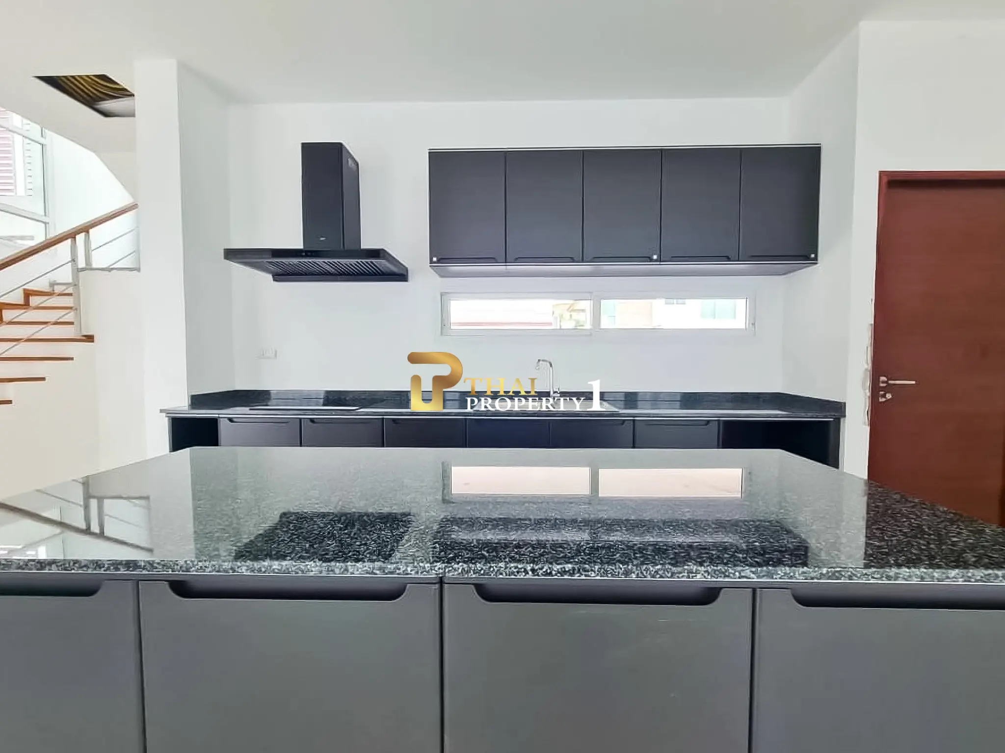 Nær stranden: 5-soveroms bassengvilla til salgs – Sea Breeze Villa Pattaya