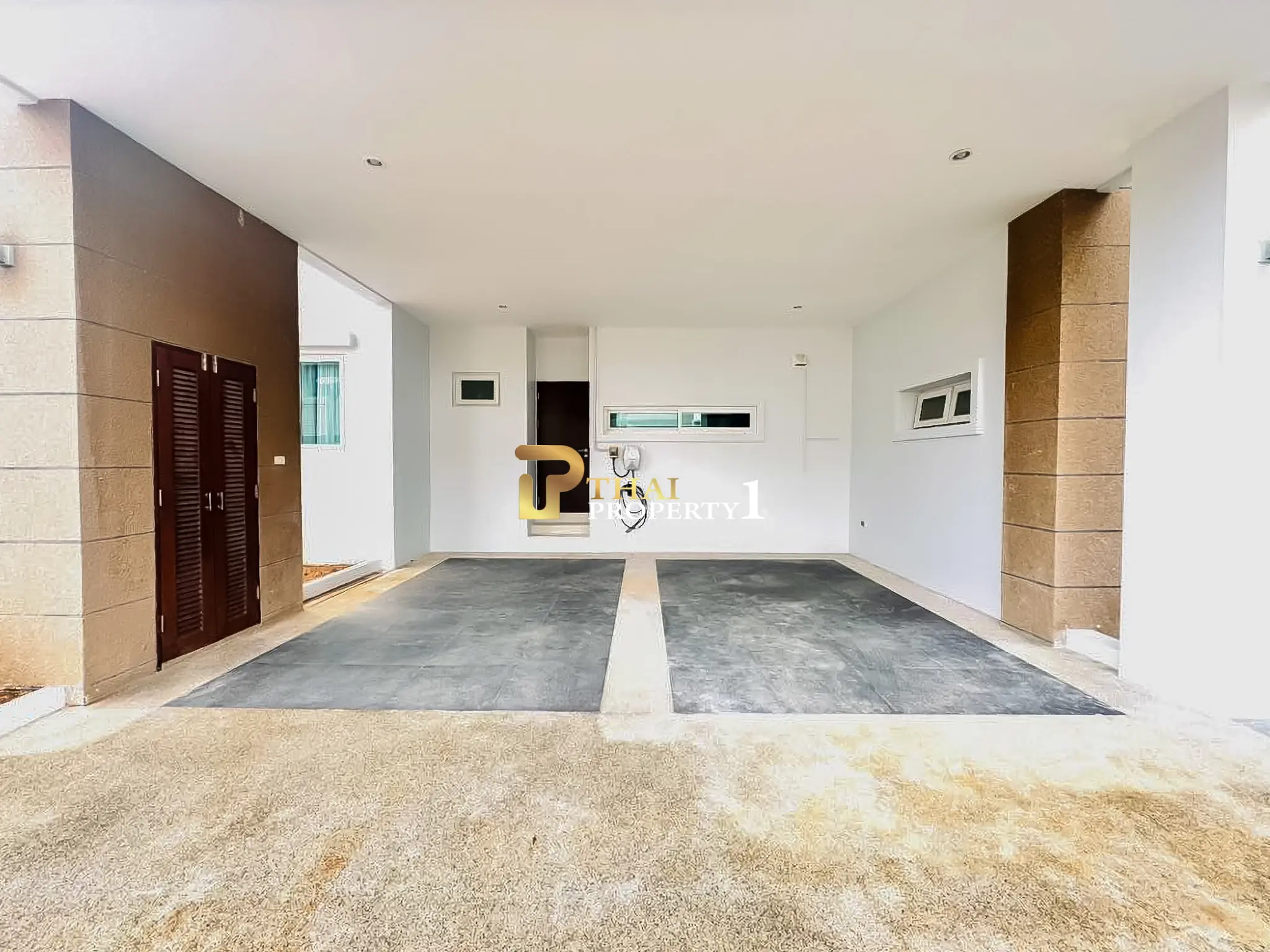 Nær stranden: 5-soveroms bassengvilla til salgs – Sea Breeze Villa Pattaya