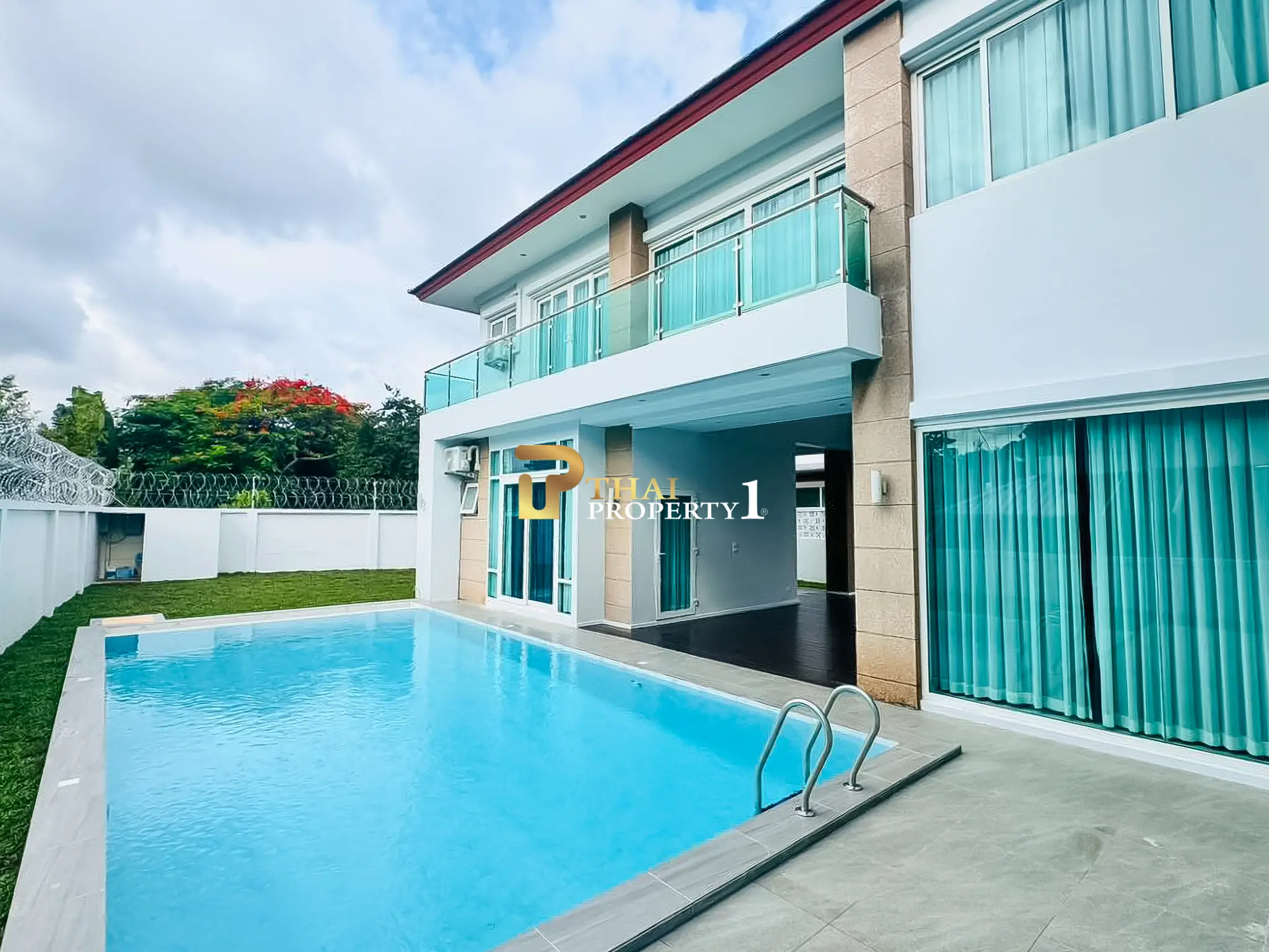 Nær stranden: 5-soveroms bassengvilla til salgs – Sea Breeze Villa Pattaya