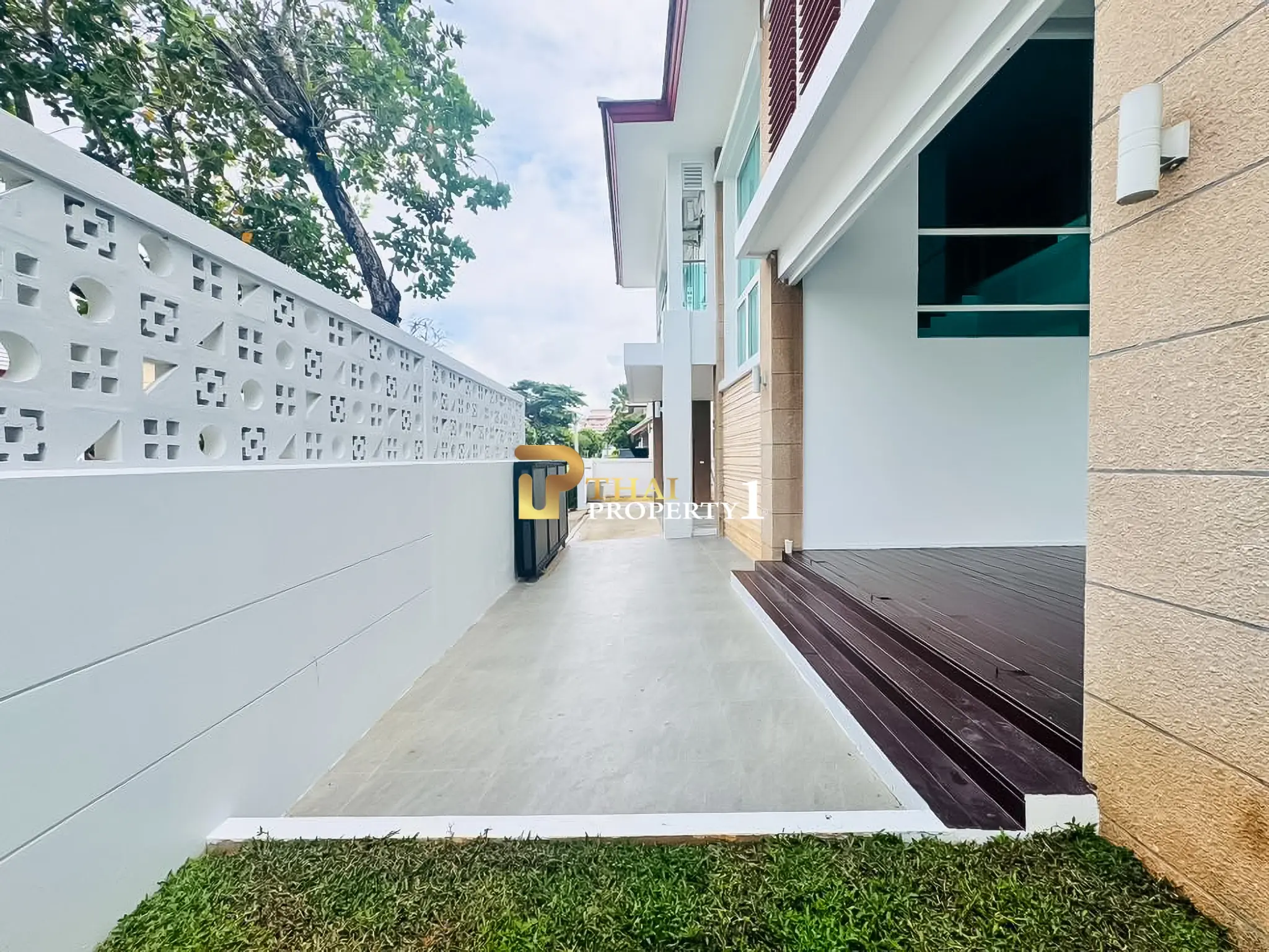 Nær stranden: 5-soveroms bassengvilla til salgs – Sea Breeze Villa Pattaya