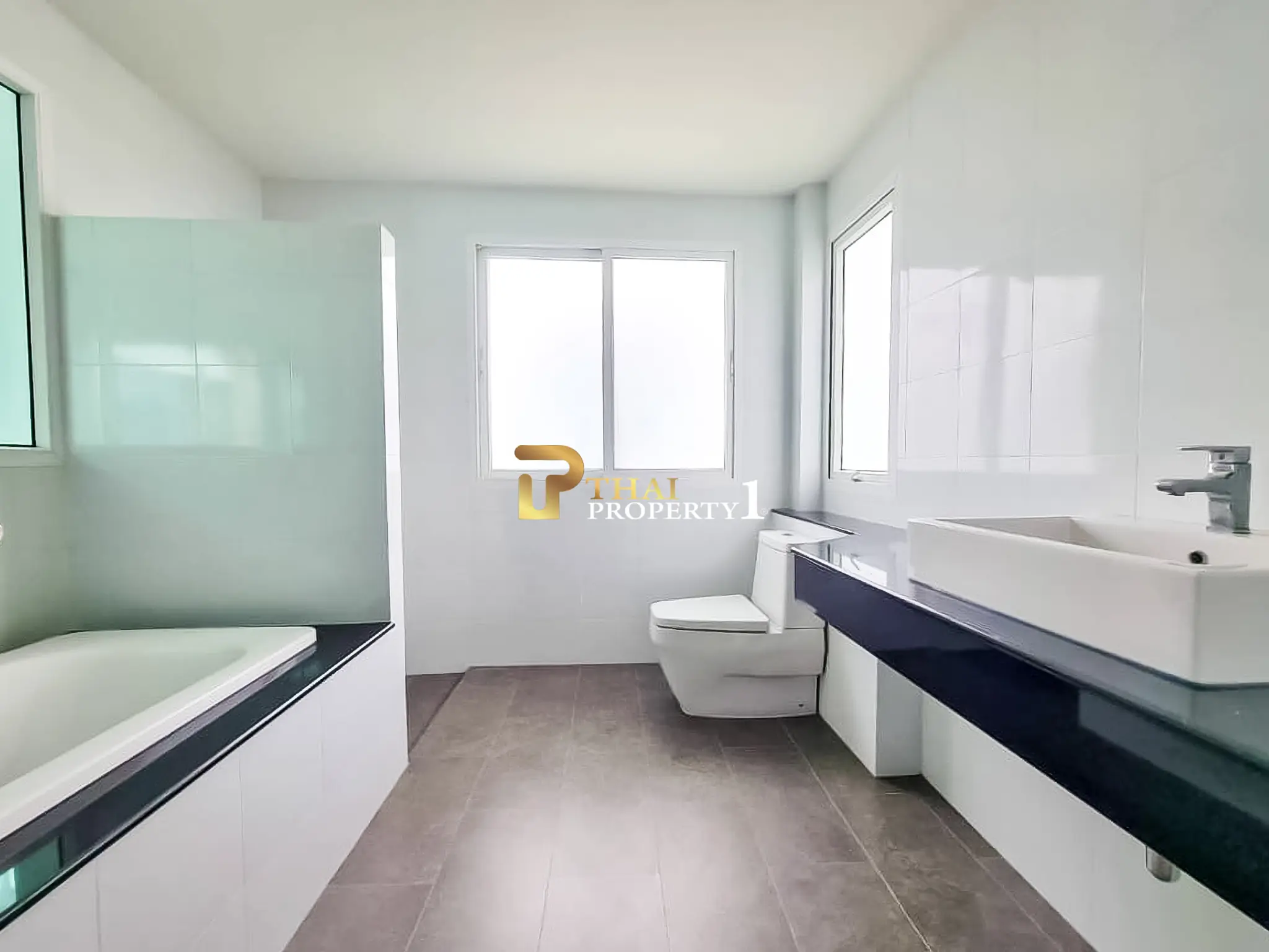 Nær stranden: 5-soveroms bassengvilla til salgs – Sea Breeze Villa Pattaya