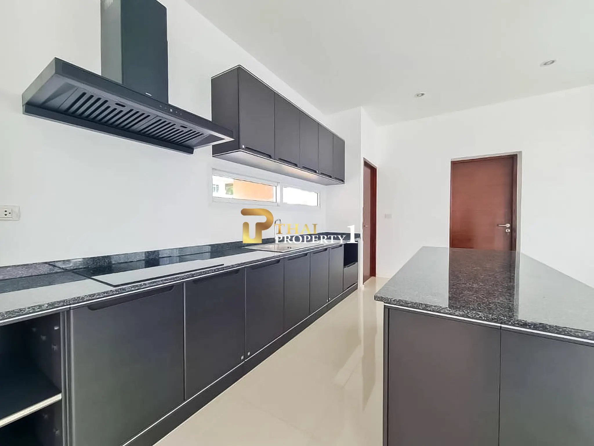 Nær stranden: 5-soveroms bassengvilla til salgs – Sea Breeze Villa Pattaya