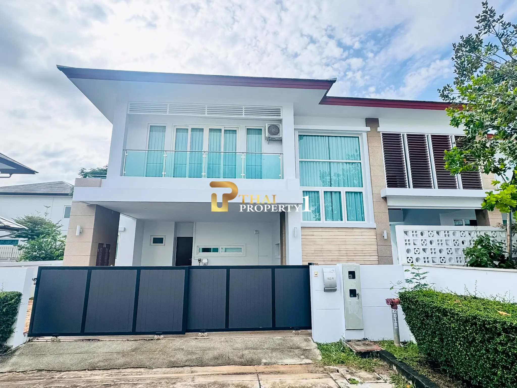 Nær stranden: 5-soveroms bassengvilla til salgs – Sea Breeze Villa Pattaya
