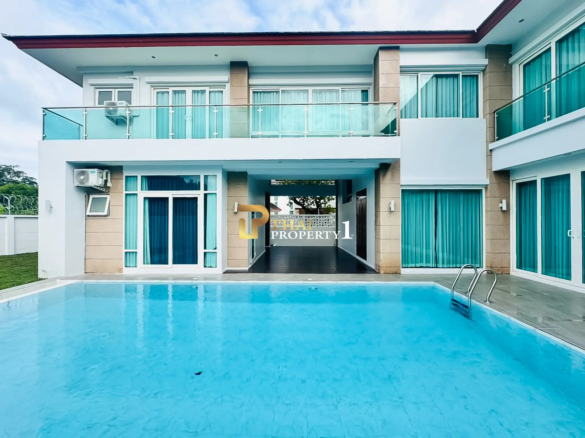 Nær stranden: 5-soveroms bassengvilla til salgs – Sea Breeze Villa Pattaya