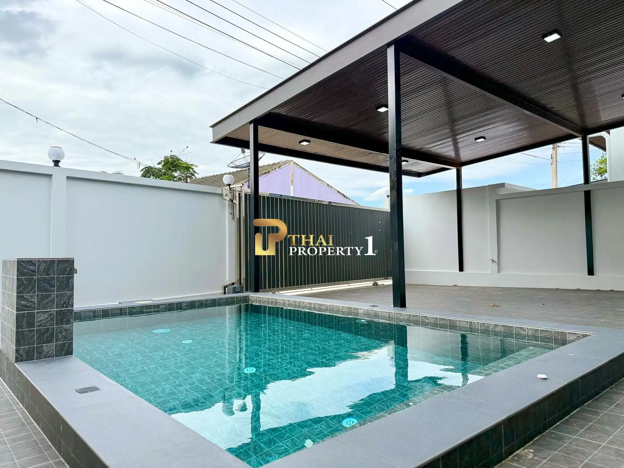 Til salgs – Moderne enebolig med basseng nær Party Market Pong, Øst-Pattaya