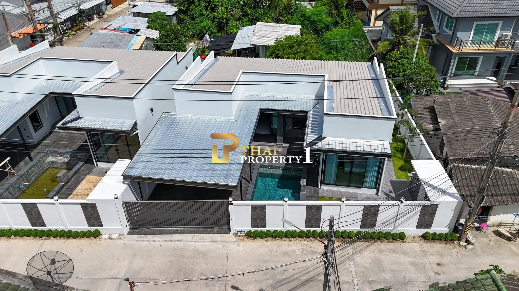 Til salgs – Moderne enebolig med basseng nær Party Market Pong, Øst-Pattaya