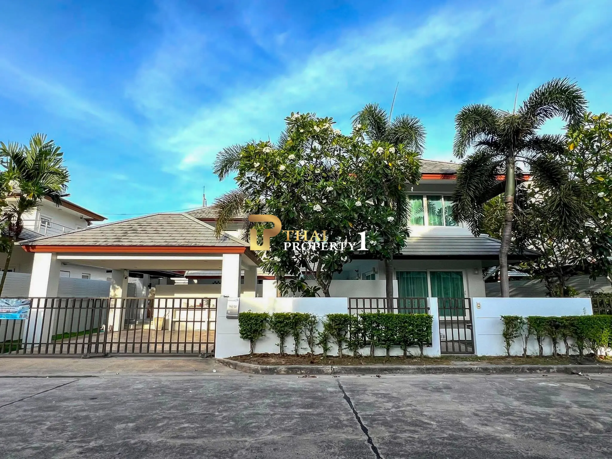 Luxury Seabreeze Pool Villa 32 for Sale in Pattaya Near the Sea Ready to Move In