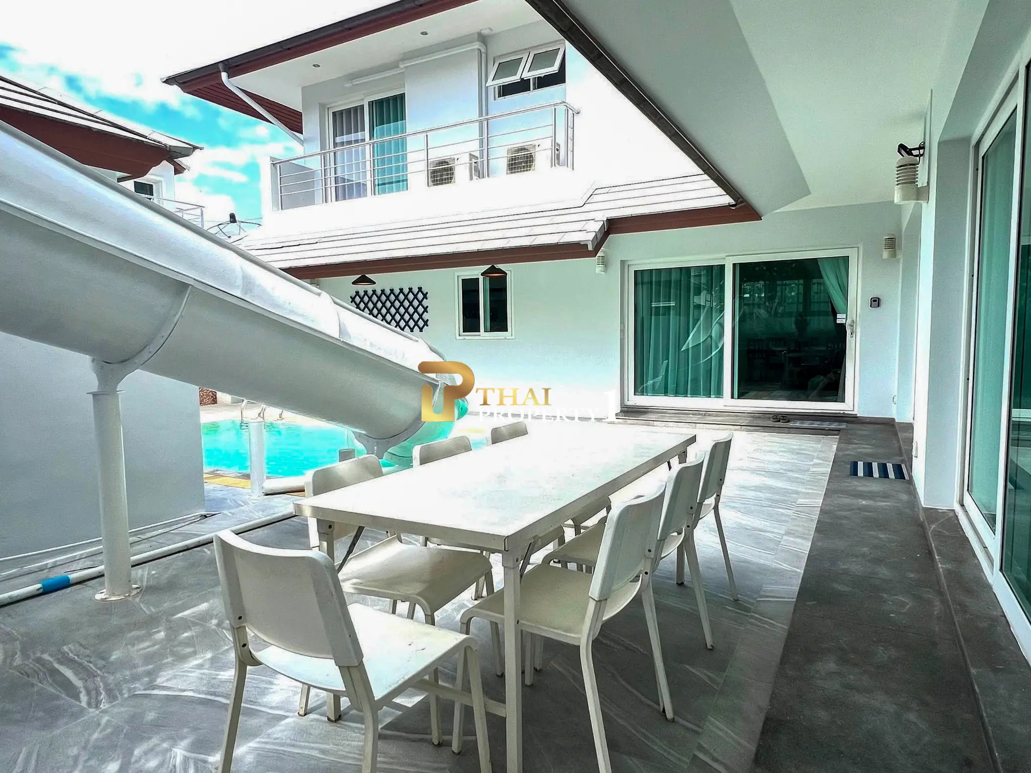 Luxury Seabreeze Pool Villa 32 for Sale in Pattaya Near the Sea Ready to Move In