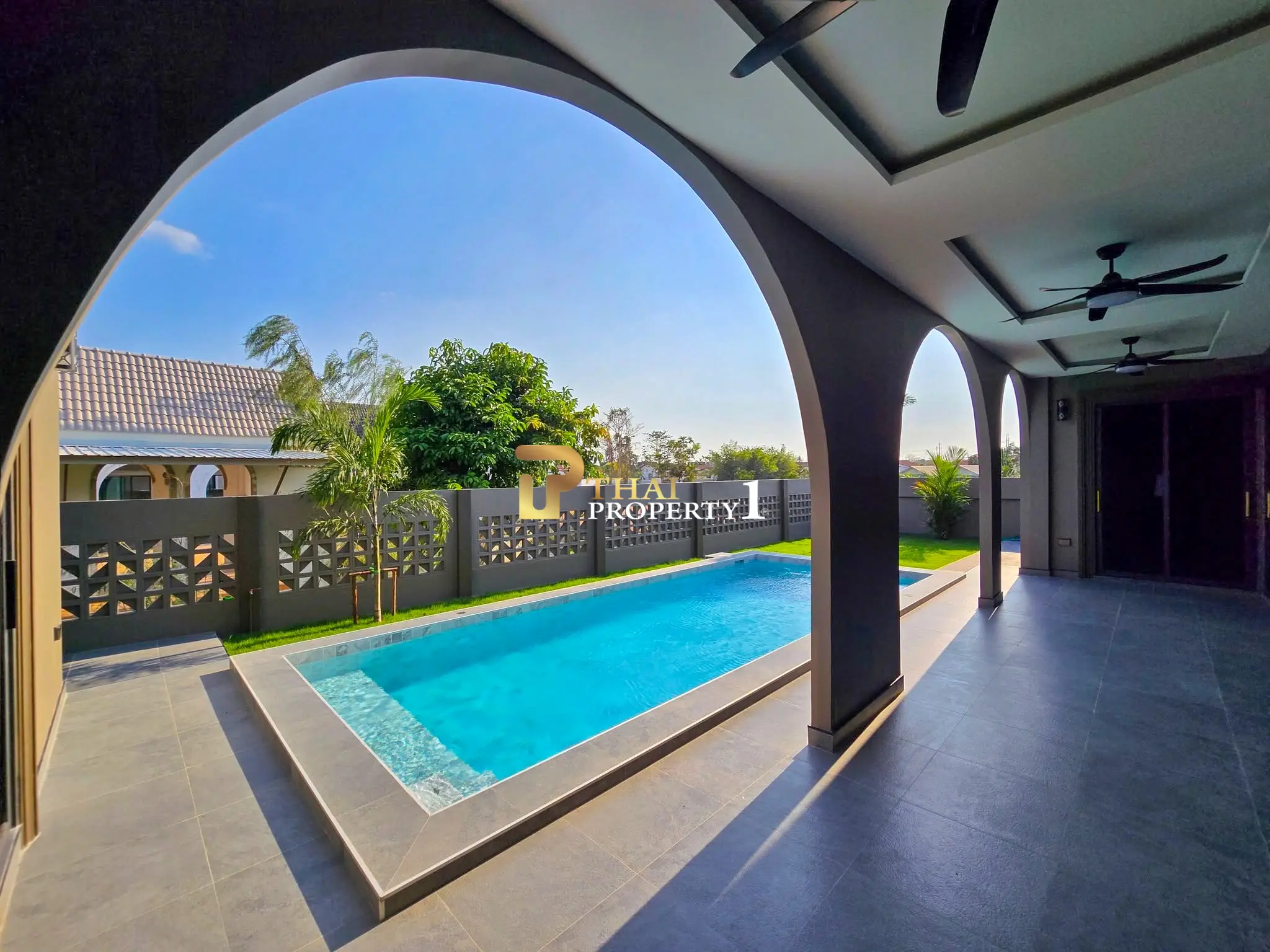 Nybygd klassisk stil Pool Villa i Pattaya – Kun 400 m fra Mabprachan-reservoaret