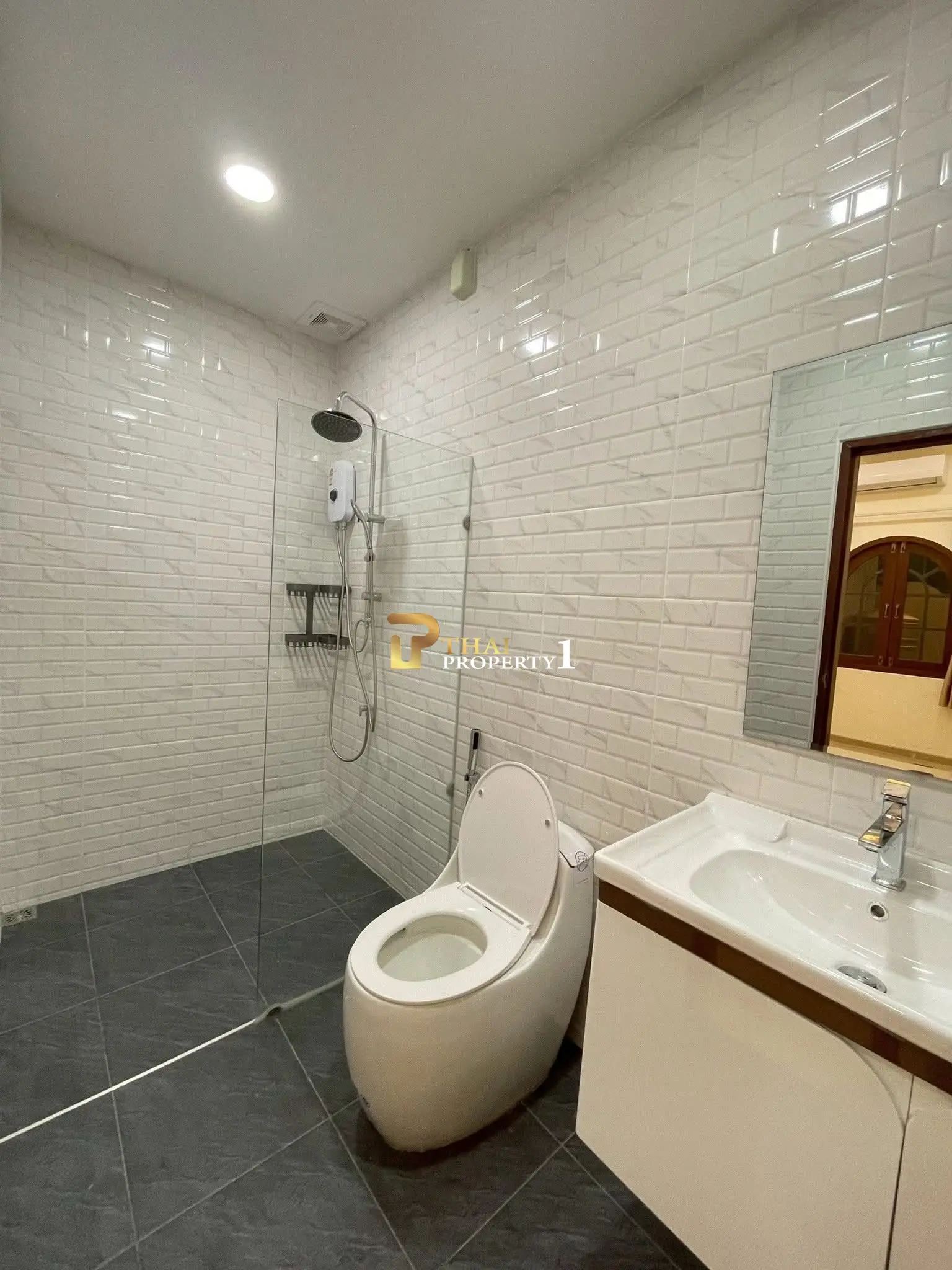 Renovert 2-Soveroms Rekkehus til Salgs – Sentrum Pattaya