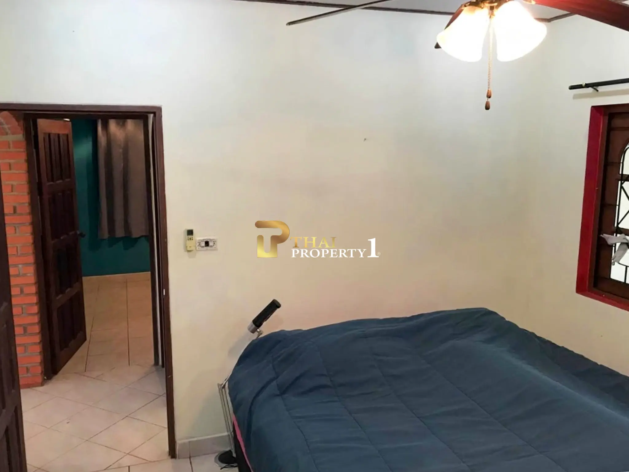 Sjarmerende strandhus med stor hage til salgs – Na Jomtien Soi 38