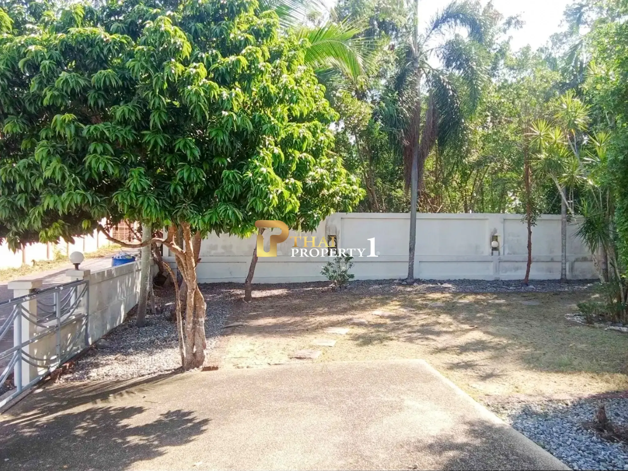 Sjarmerende strandhus med stor hage til salgs – Na Jomtien Soi 38