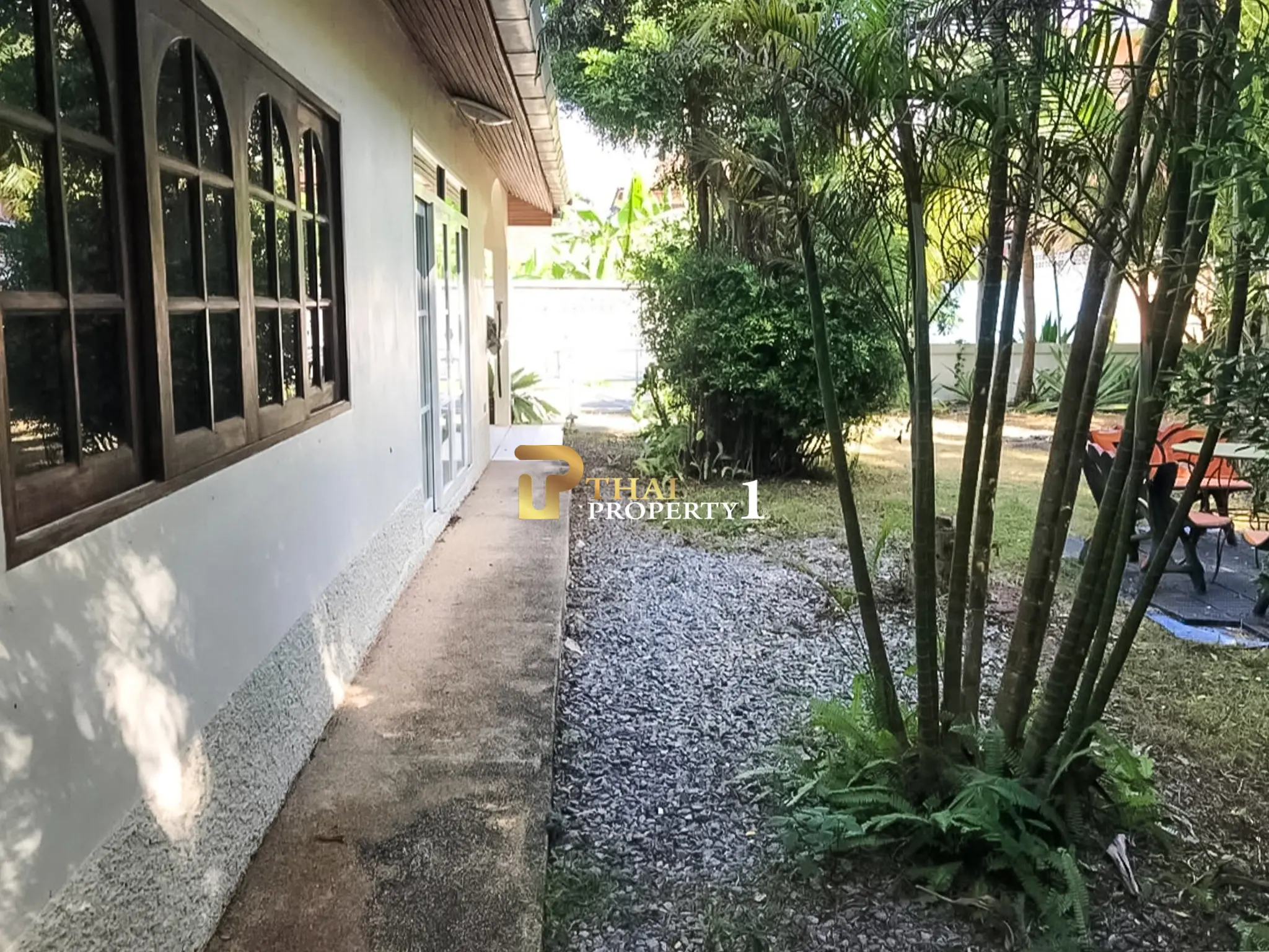 Sjarmerende strandhus med stor hage til salgs – Na Jomtien Soi 38