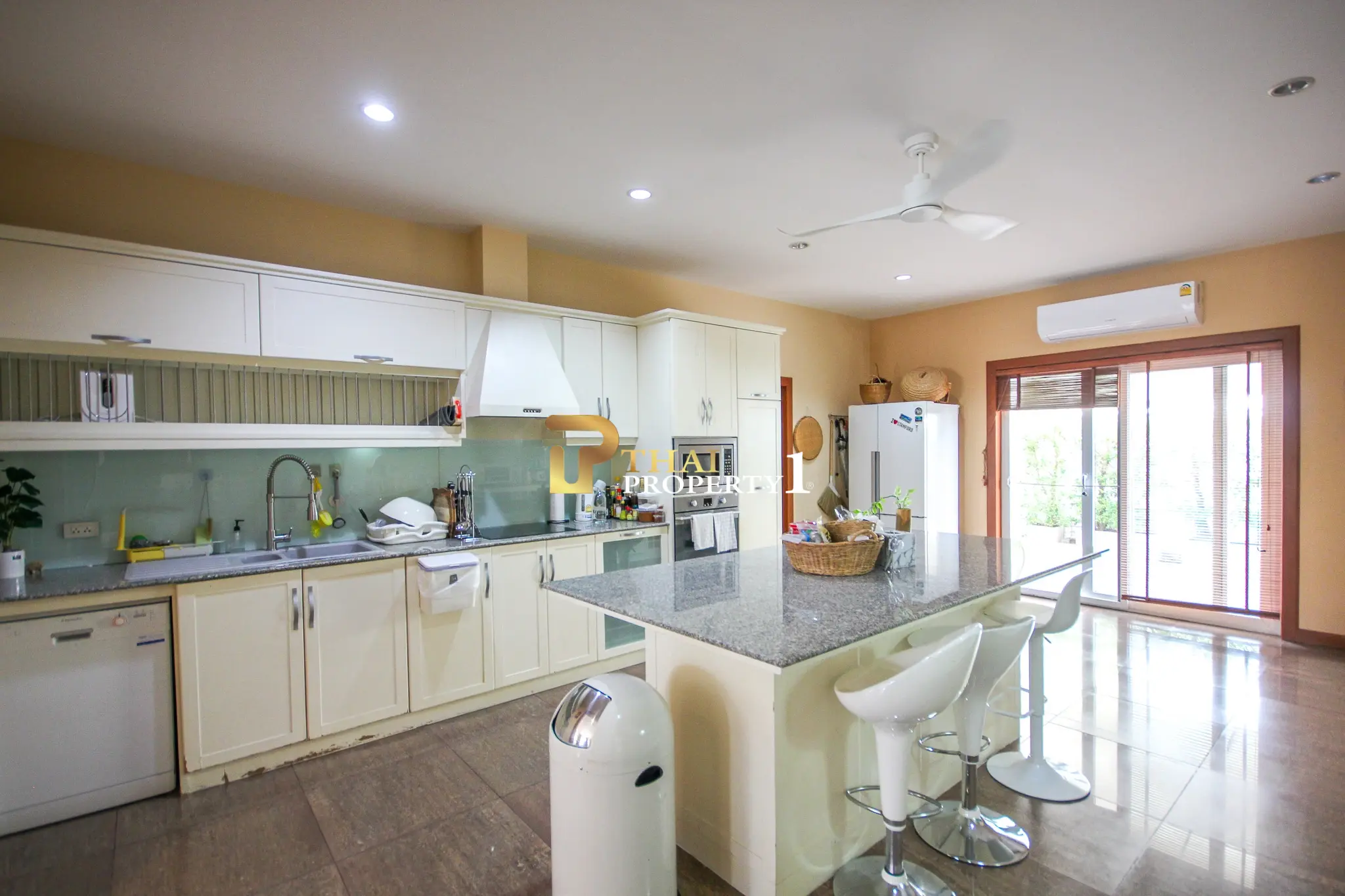 Hua Hin Soi 6 (Bo Fai) – 5-Bedroom Private Family Pool Villa with Guest House on 1,900 SQ.M. Land Plot
