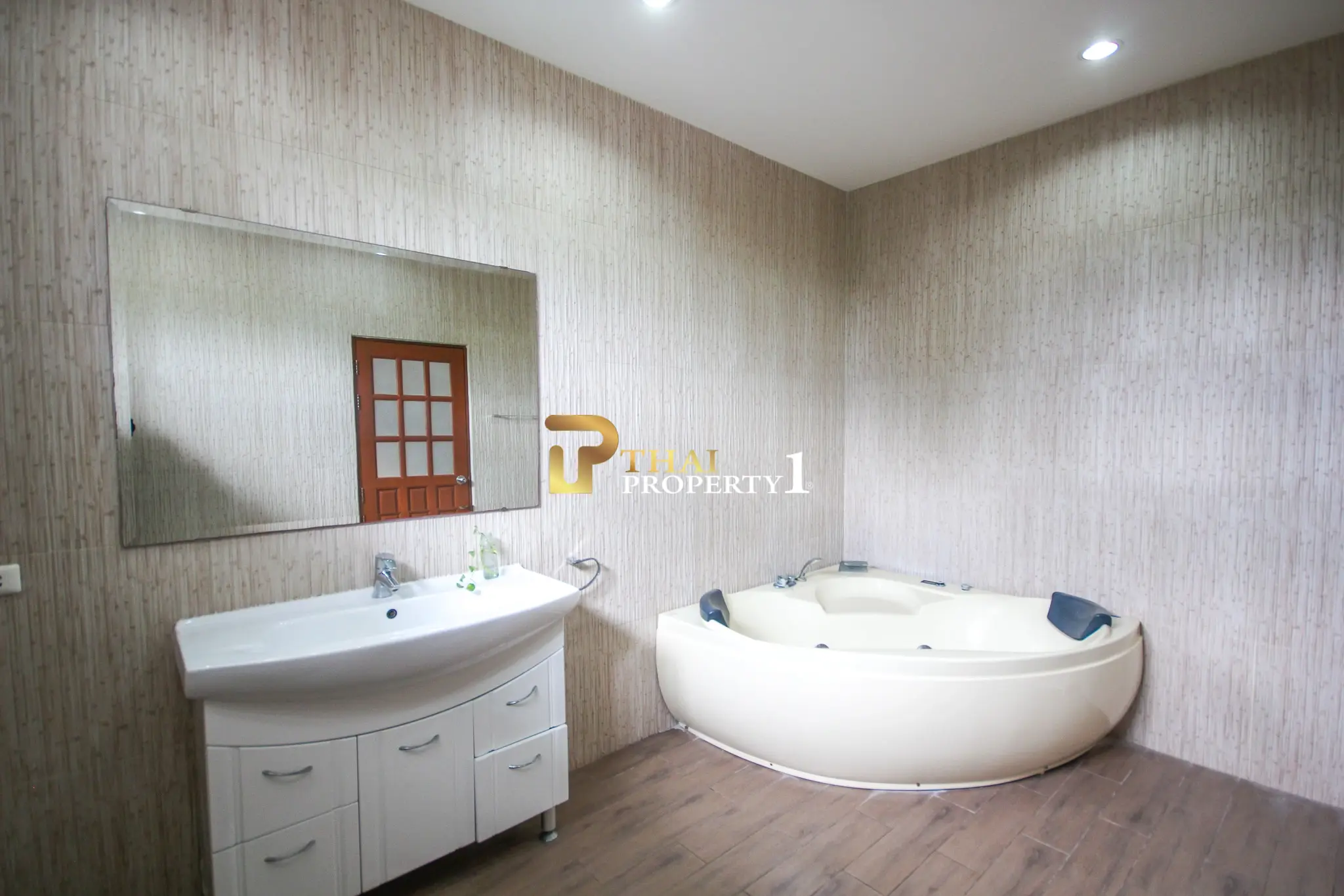 Hua Hin Soi 6 (Bo Fai) – 5-Bedroom Private Family Pool Villa with Guest House on 1,900 SQ.M. Land Plot