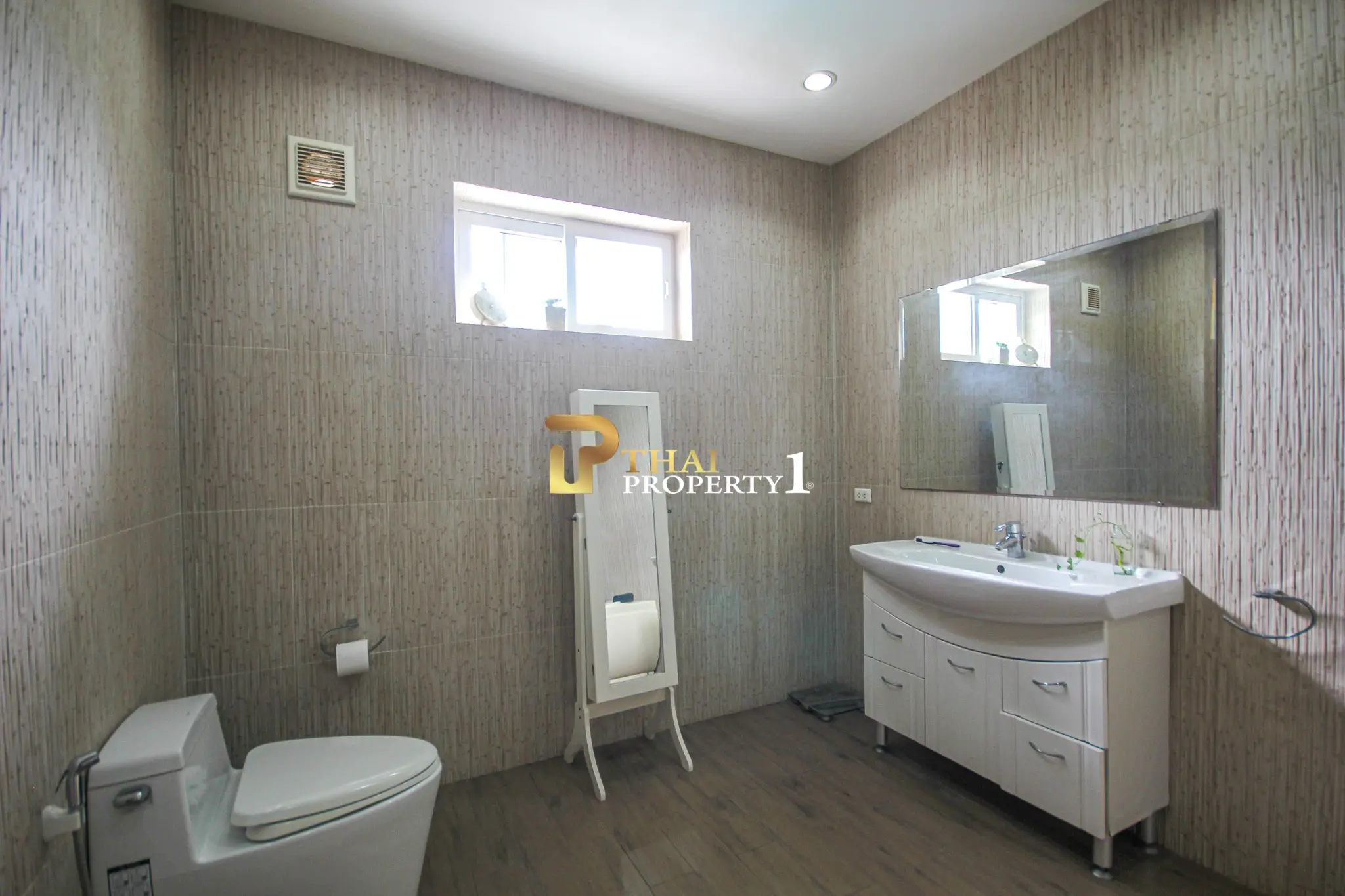 Hua Hin Soi 6 (Bo Fai) – 5-Bedroom Private Family Pool Villa with Guest House on 1,900 SQ.M. Land Plot
