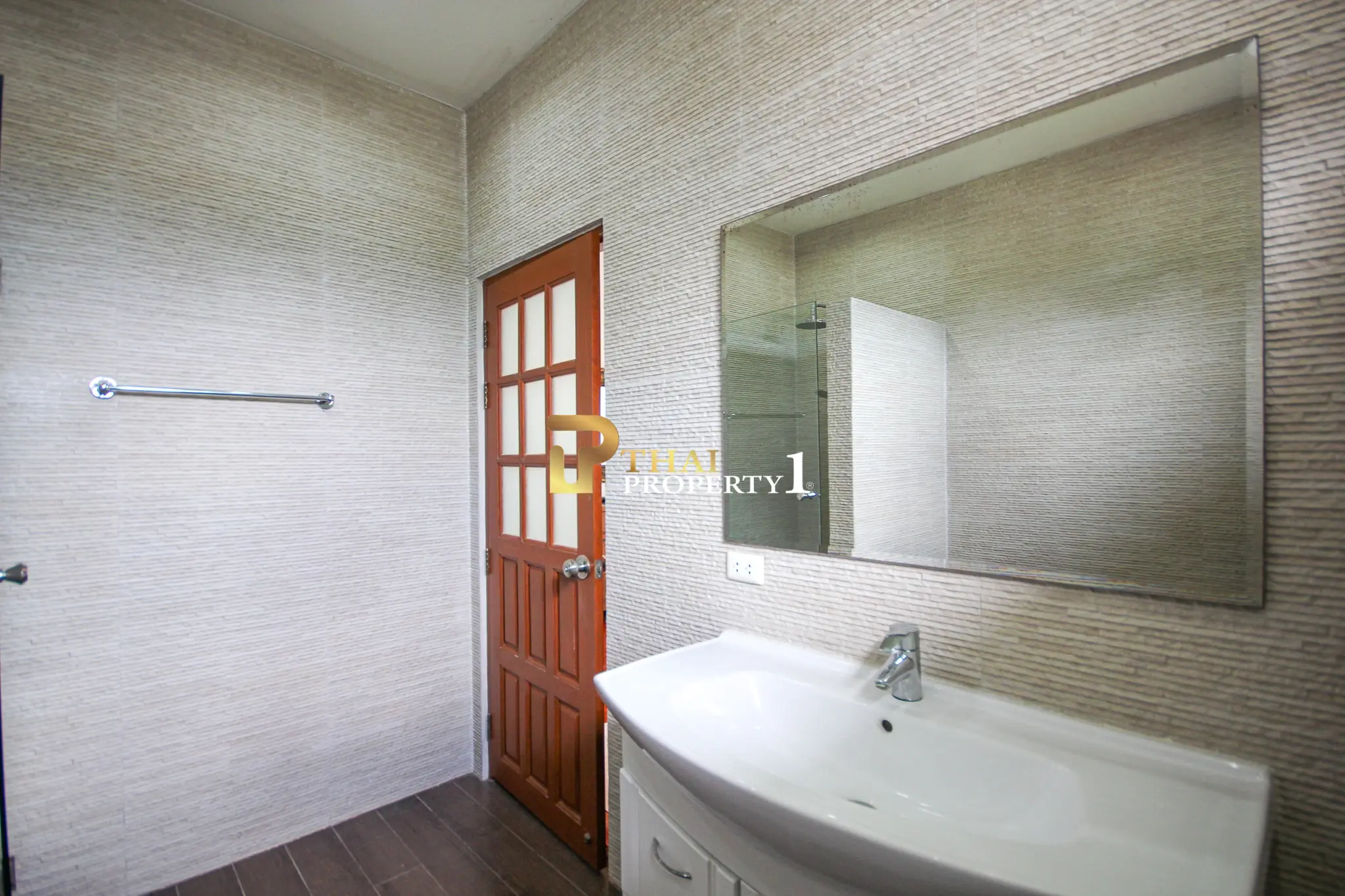 Hua Hin Soi 6 (Bo Fai) – 5-Bedroom Private Family Pool Villa with Guest House on 1,900 SQ.M. Land Plot