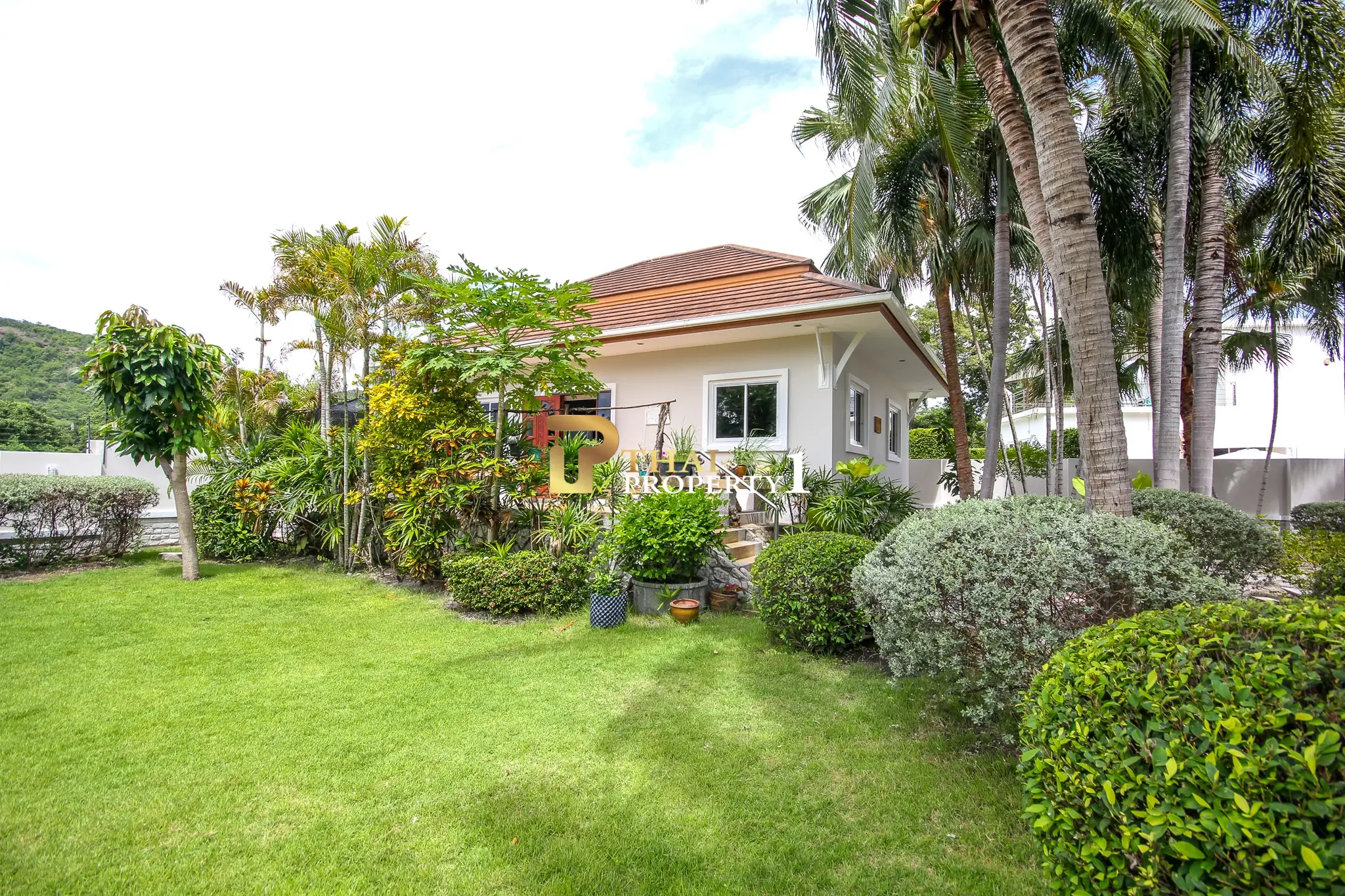 Hua Hin Soi 6 (Bo Fai) – 5-Bedroom Private Family Pool Villa with Guest House on 1,900 SQ.M. Land Plot