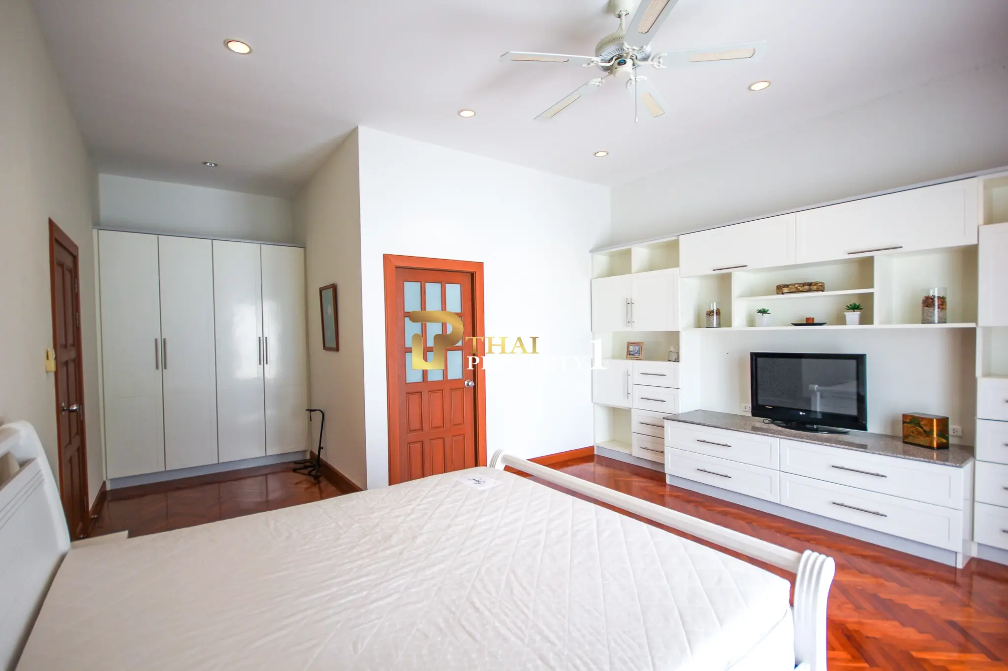 Hua Hin Soi 6 (Bo Fai) – 5-Bedroom Private Family Pool Villa with Guest House on 1,900 SQ.M. Land Plot