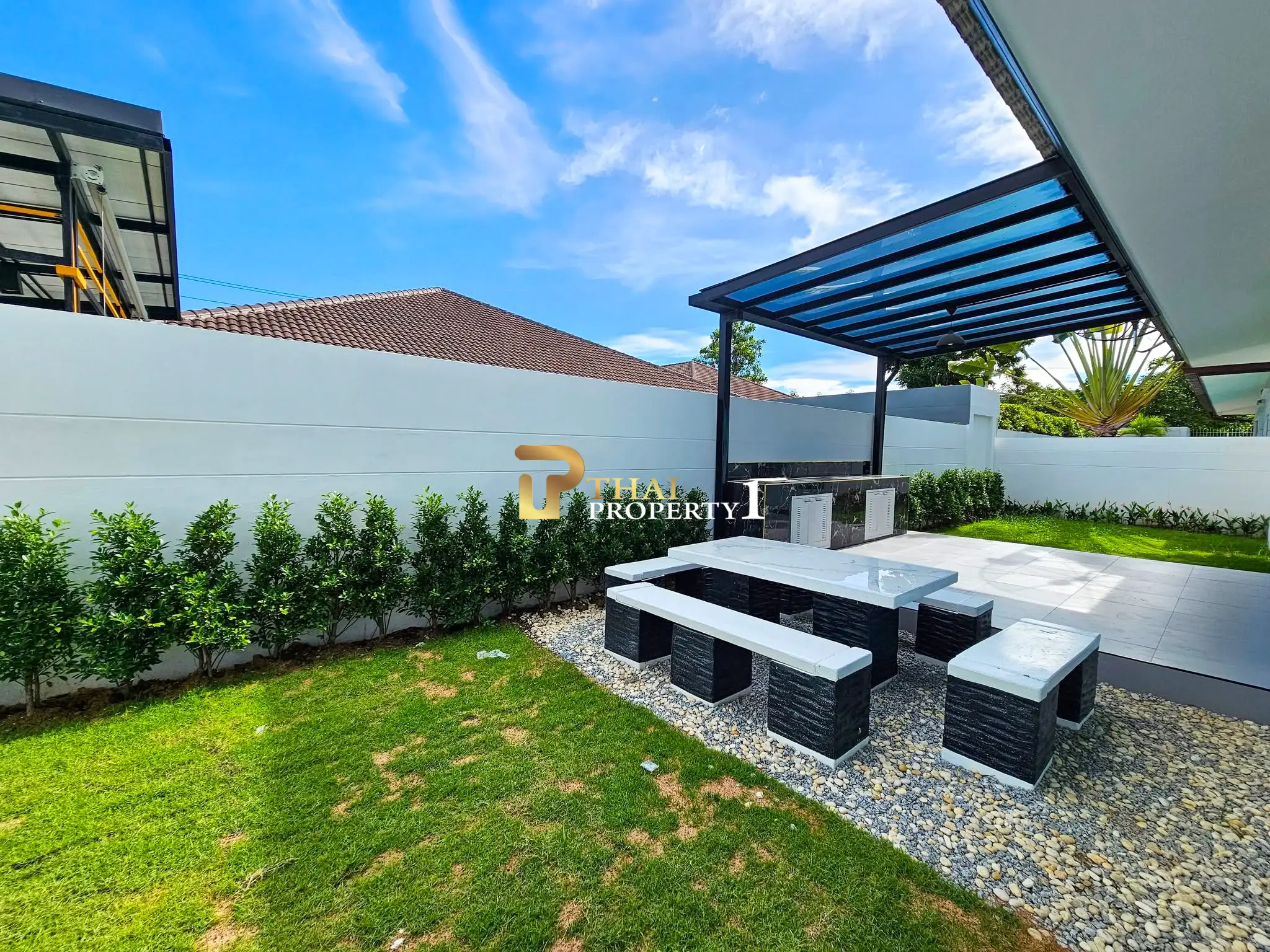 Bassengvilla til salgs – Renovert Panalee Banna Village, Huay Yai, Pattaya