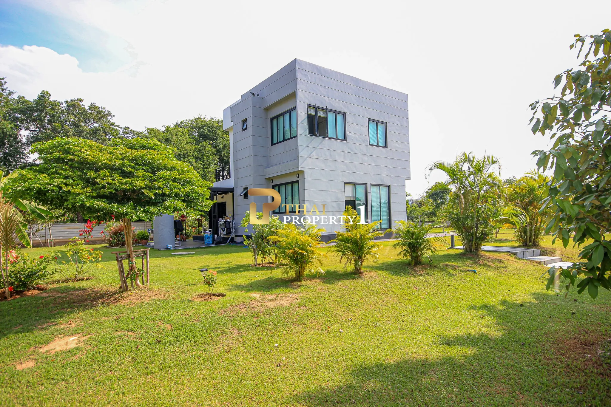 Pranburi - Modern 3-Bedroom Freestanding Villa On Expansive 2,622 sq.m. Plot