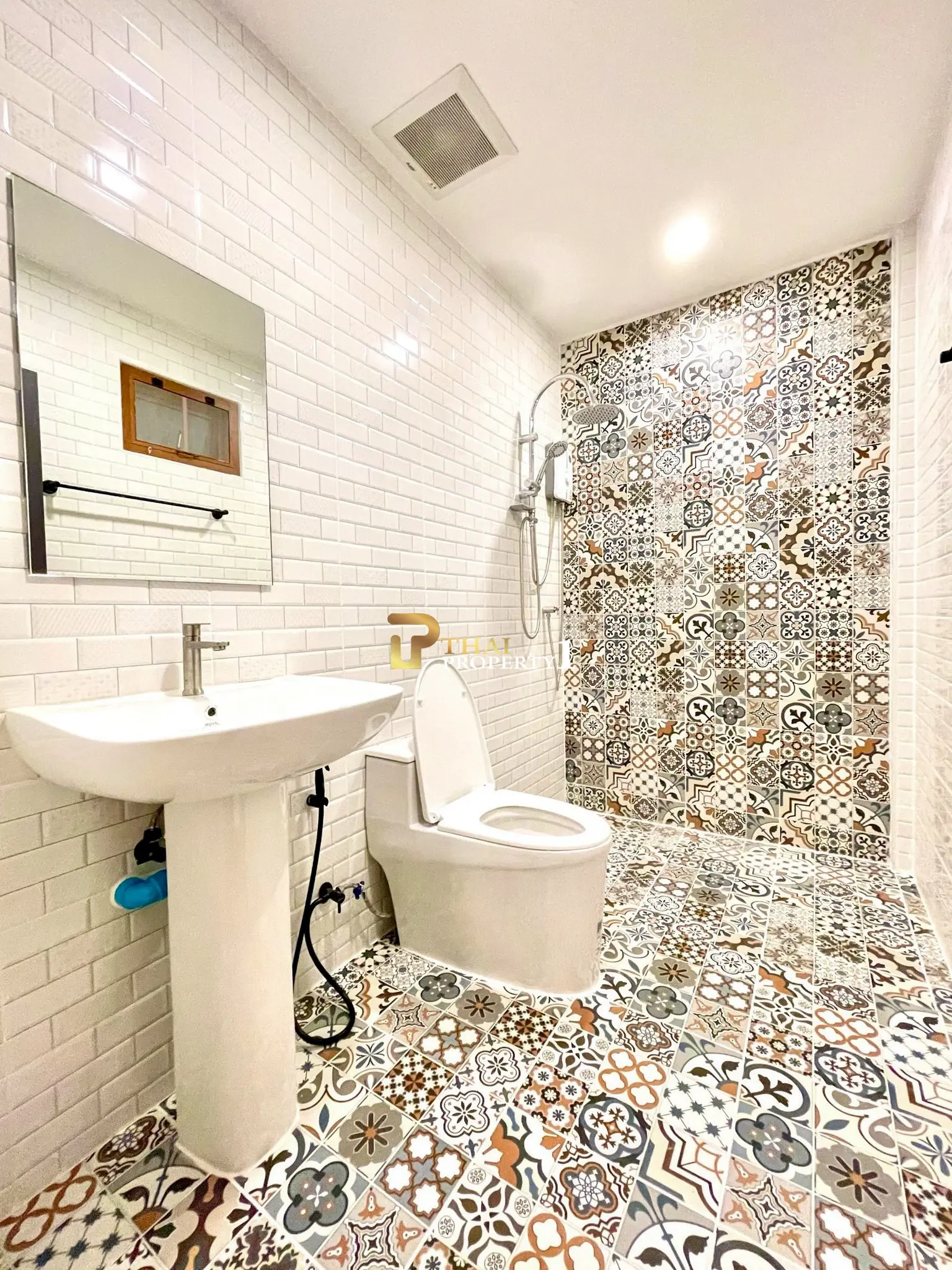 Pool Villa in Huay Yai  – 3 Houses on a Large 600 sq.wah, Main Road Frontage