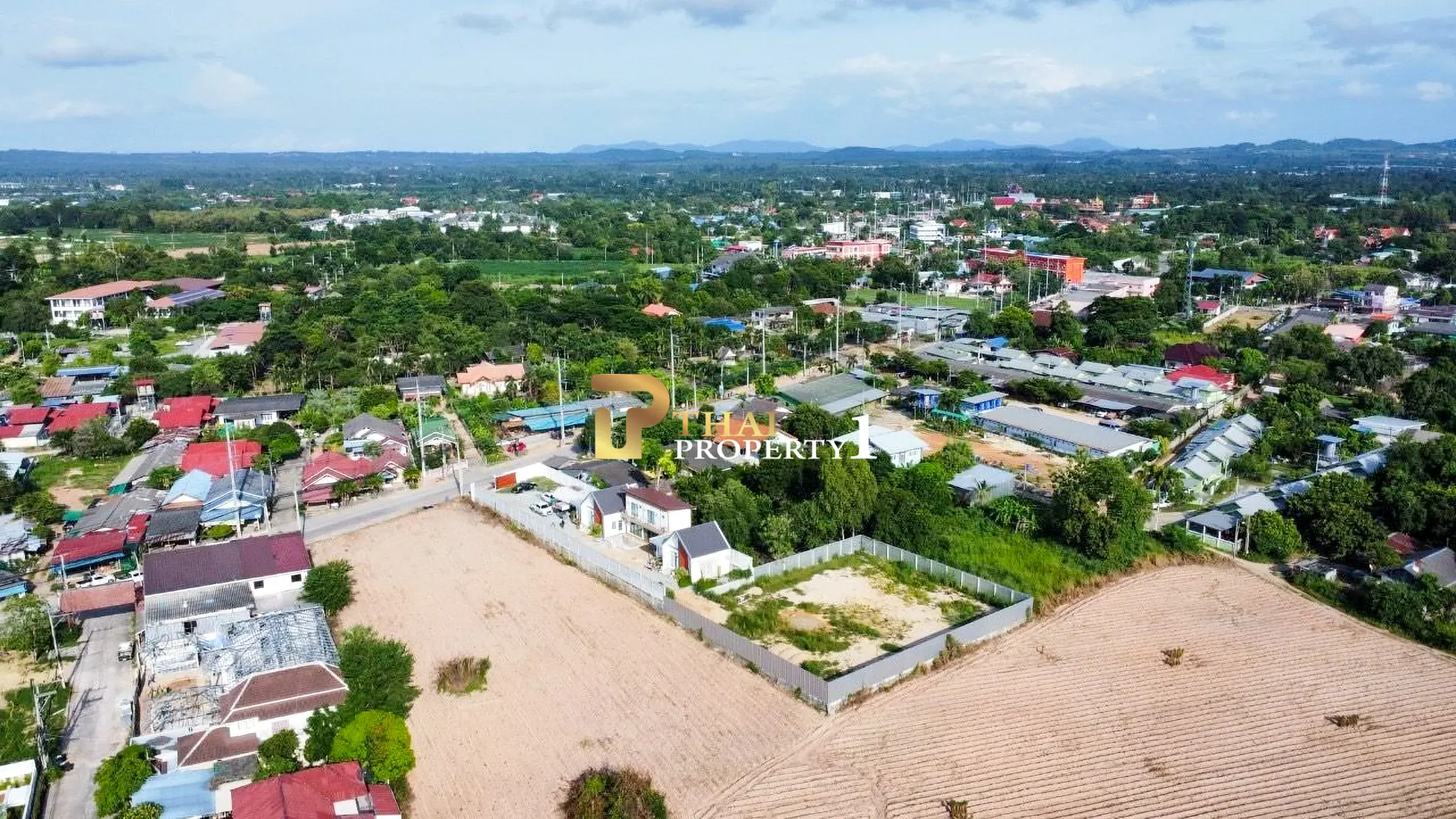 Pool Villa in Huay Yai  – 3 Houses on a Large 600 sq.wah, Main Road Frontage