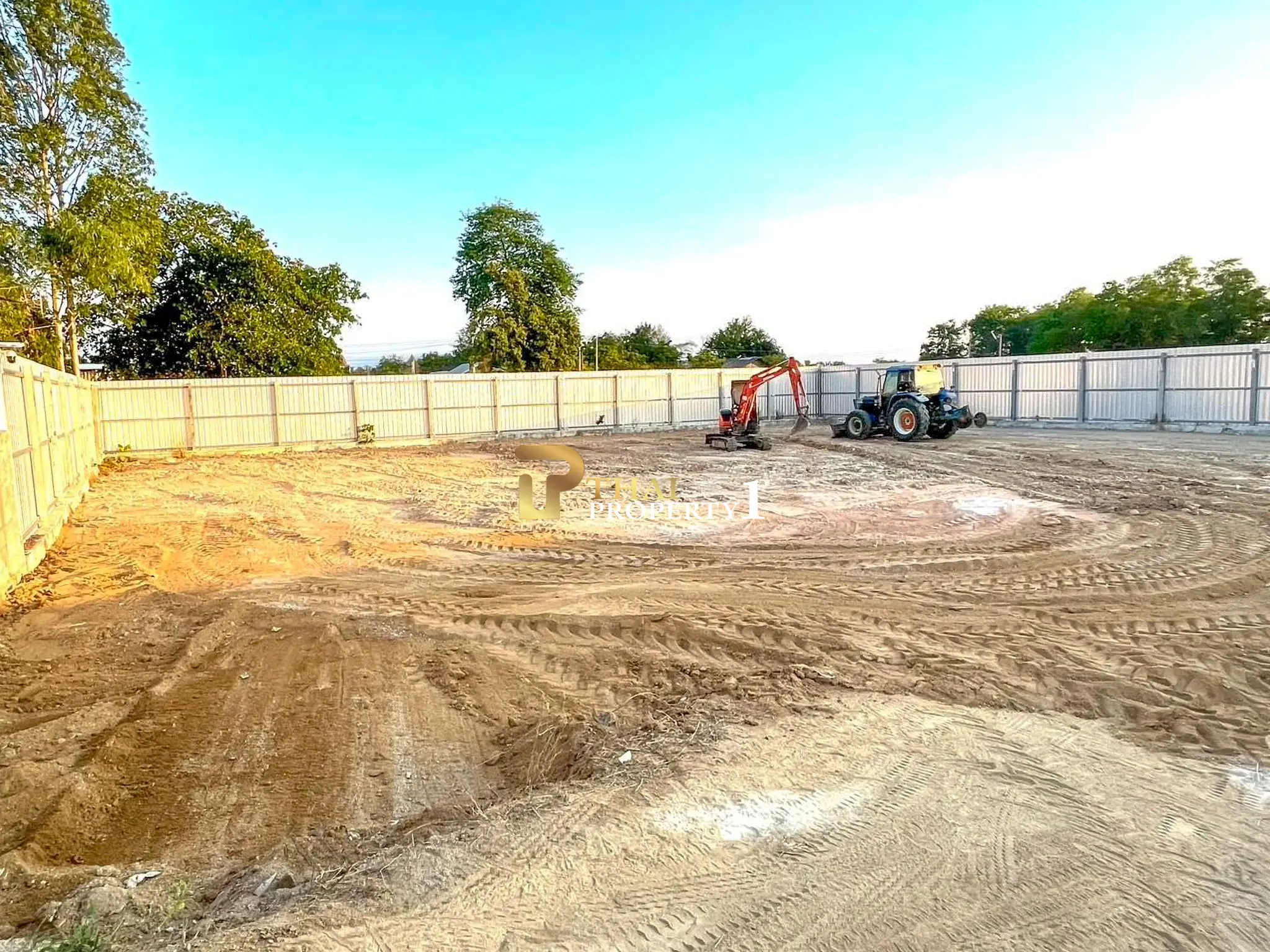 Pool Villa in Huay Yai  – 3 Houses on a Large 600 sq.wah, Main Road Frontage