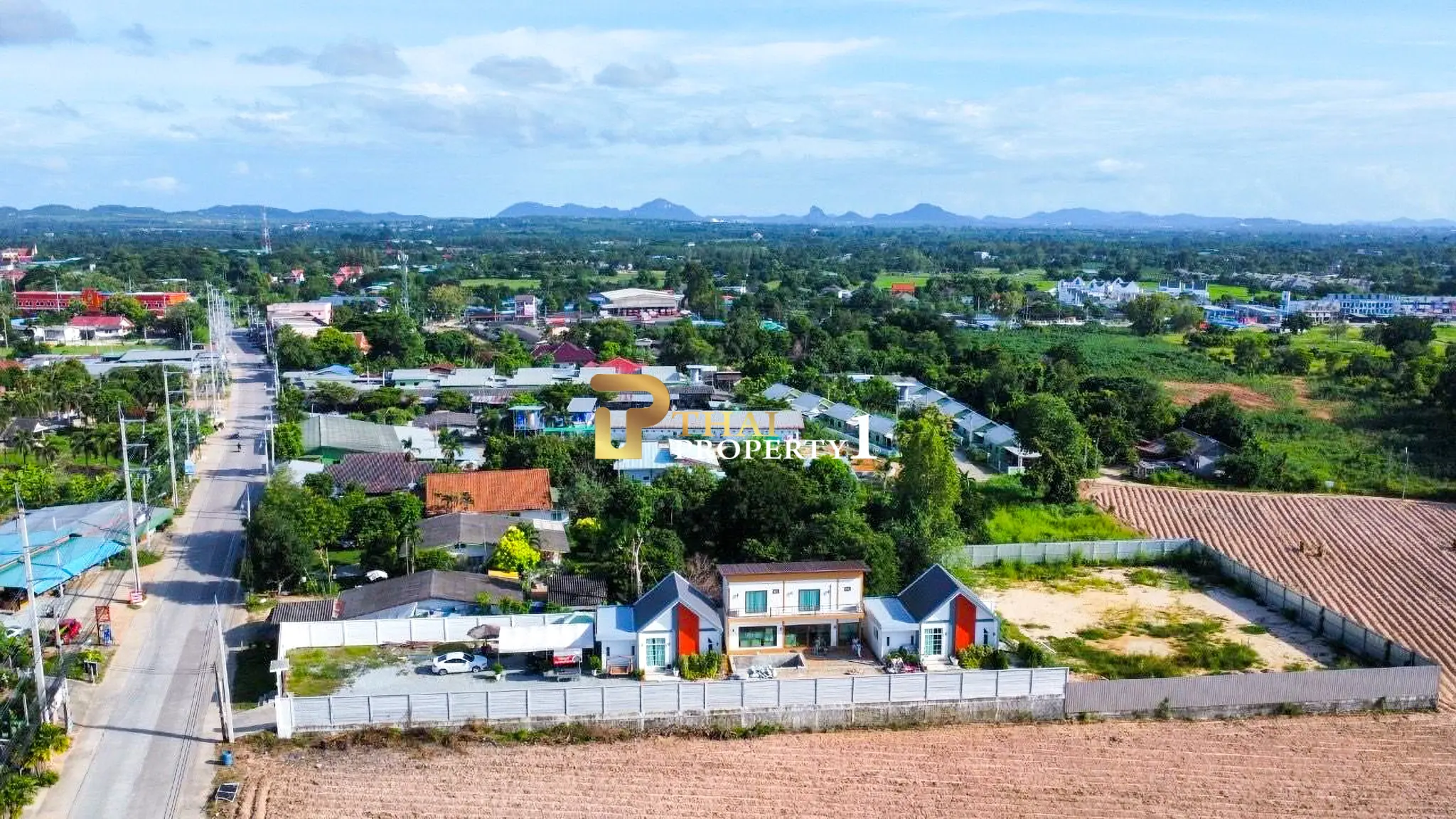 Pool Villa in Huay Yai  – 3 Houses on a Large 600 sq.wah, Main Road Frontage