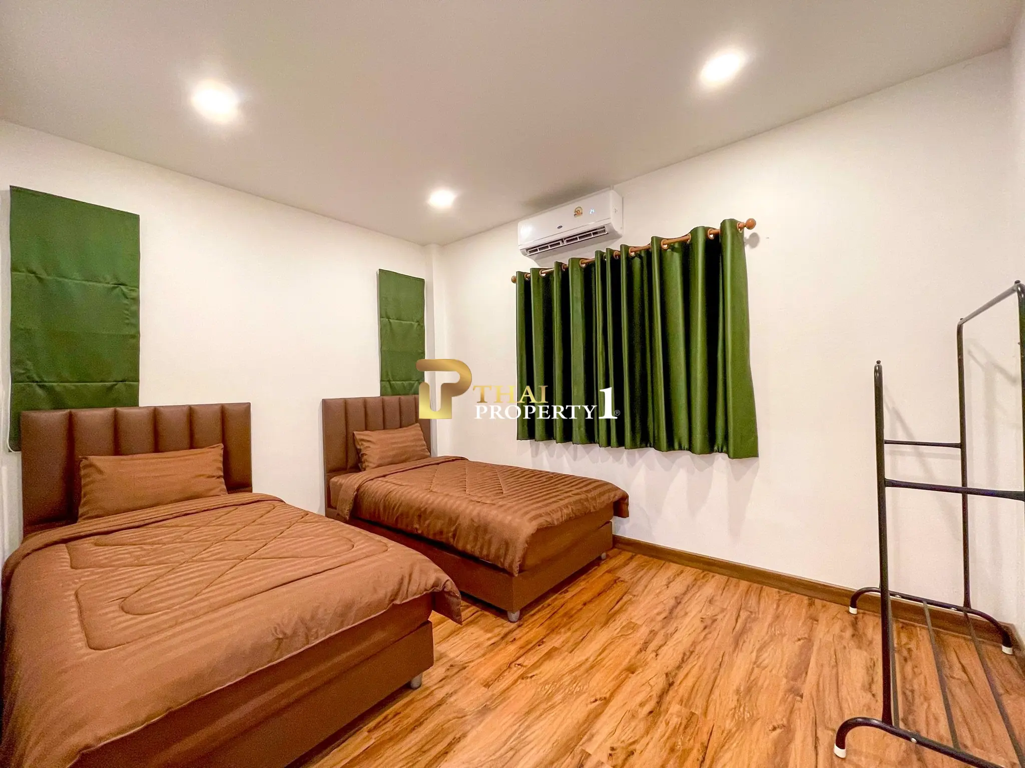 Pool Villa in Huay Yai  – 3 Houses on a Large 600 sq.wah, Main Road Frontage