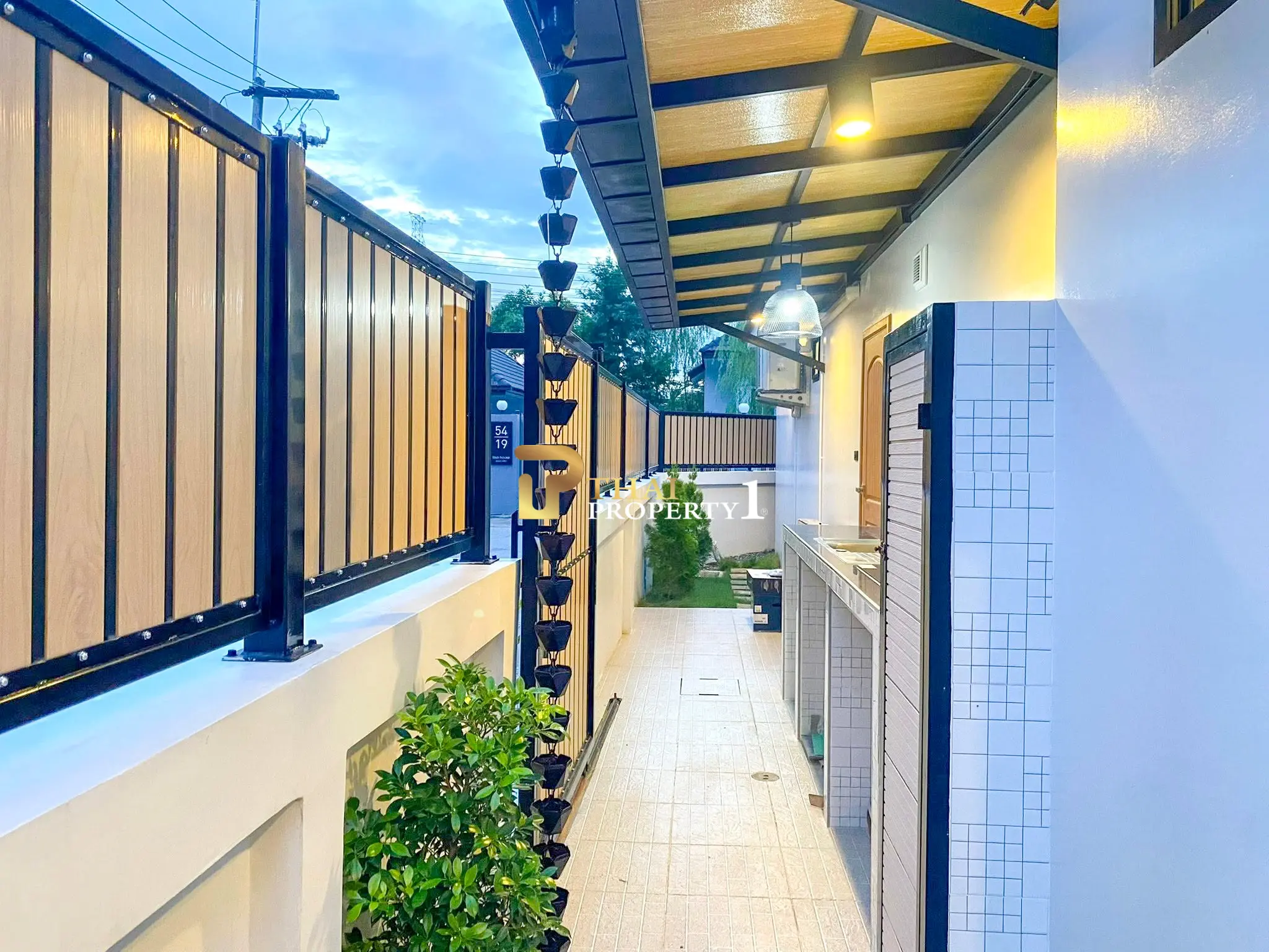 Luxury Corner Pool Villa Modern Design – Huay Yai Pattaya