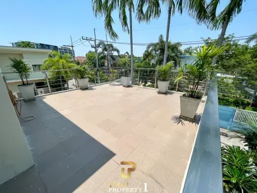 Massive 9 Bedroom Pool Villa For Sale 300 meter From Sukhumvit Road