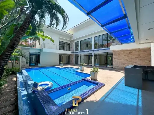 Massive 9 Bedroom Pool Villa For Sale 300 meter From Sukhumvit Road