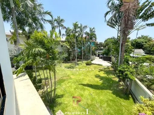 Massive 9 Bedroom Pool Villa For Sale 300 meter From Sukhumvit Road